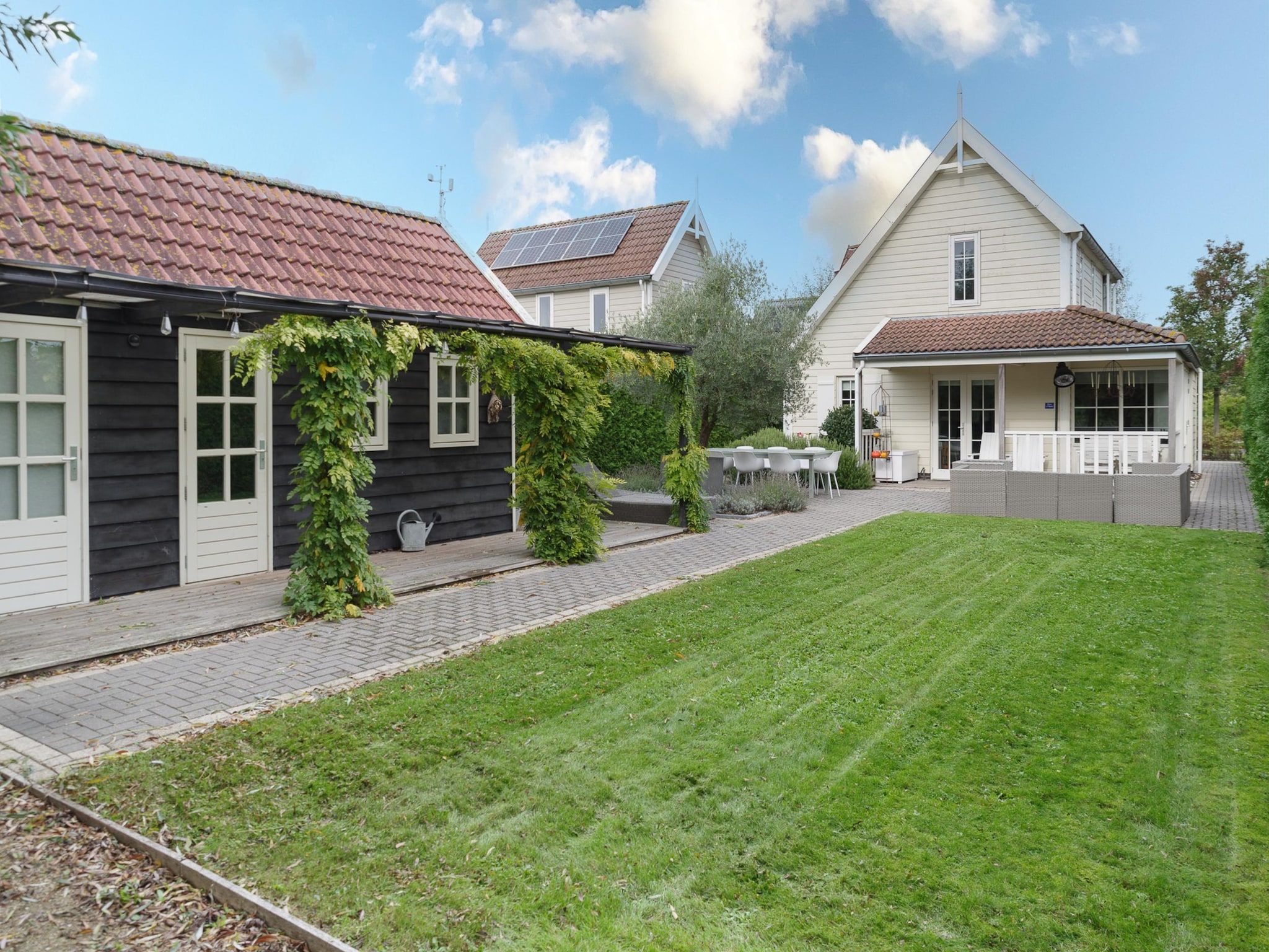 De tuin van Villapark De Oesterbaai 136 in Wemeldinge