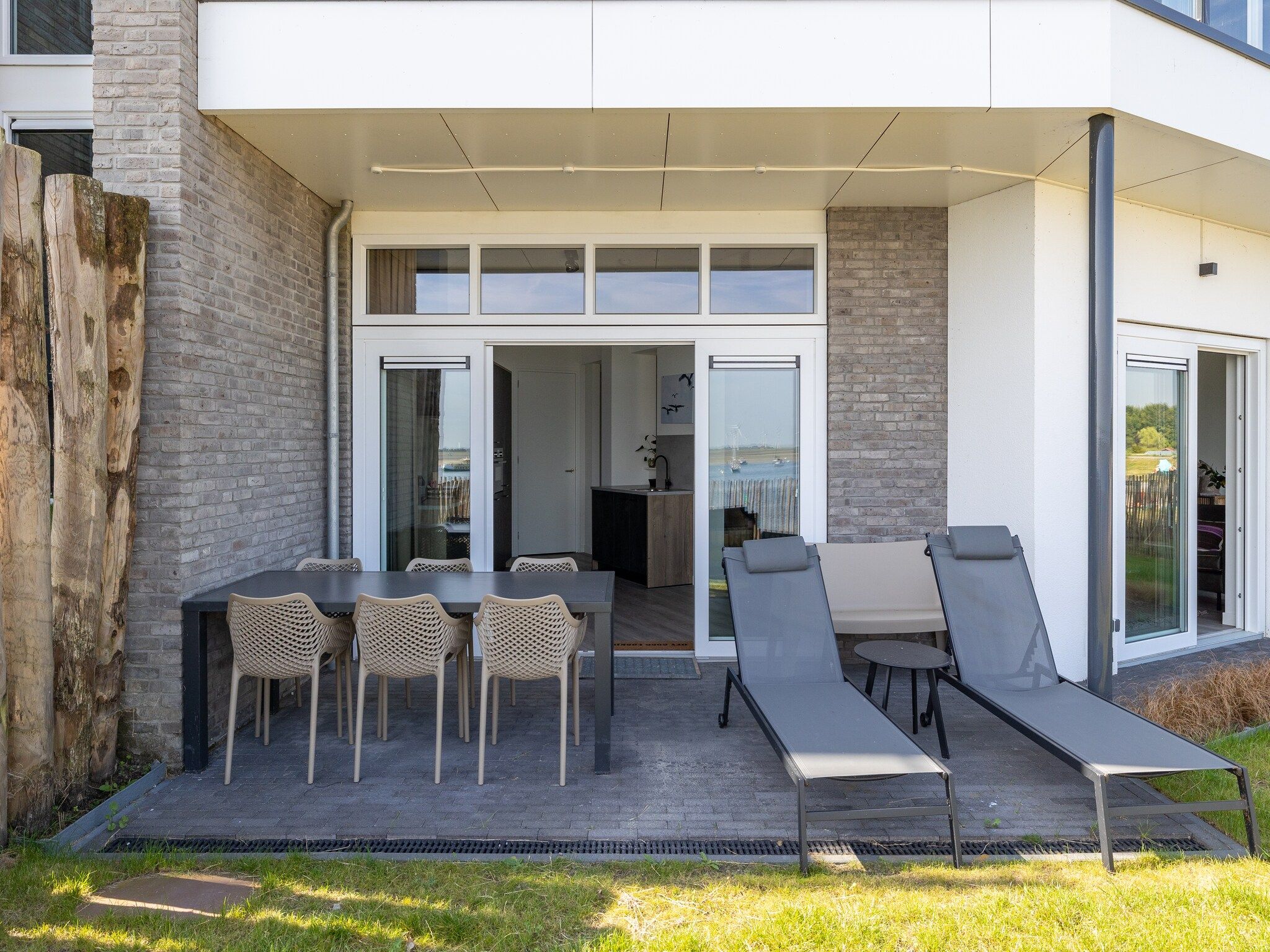 Het terras van Luxe appartement Vista Maris 'Laguna Beach House' - Havenweg 8-32  Sint-Annaland Oosterschelde in Sint-Annaland
