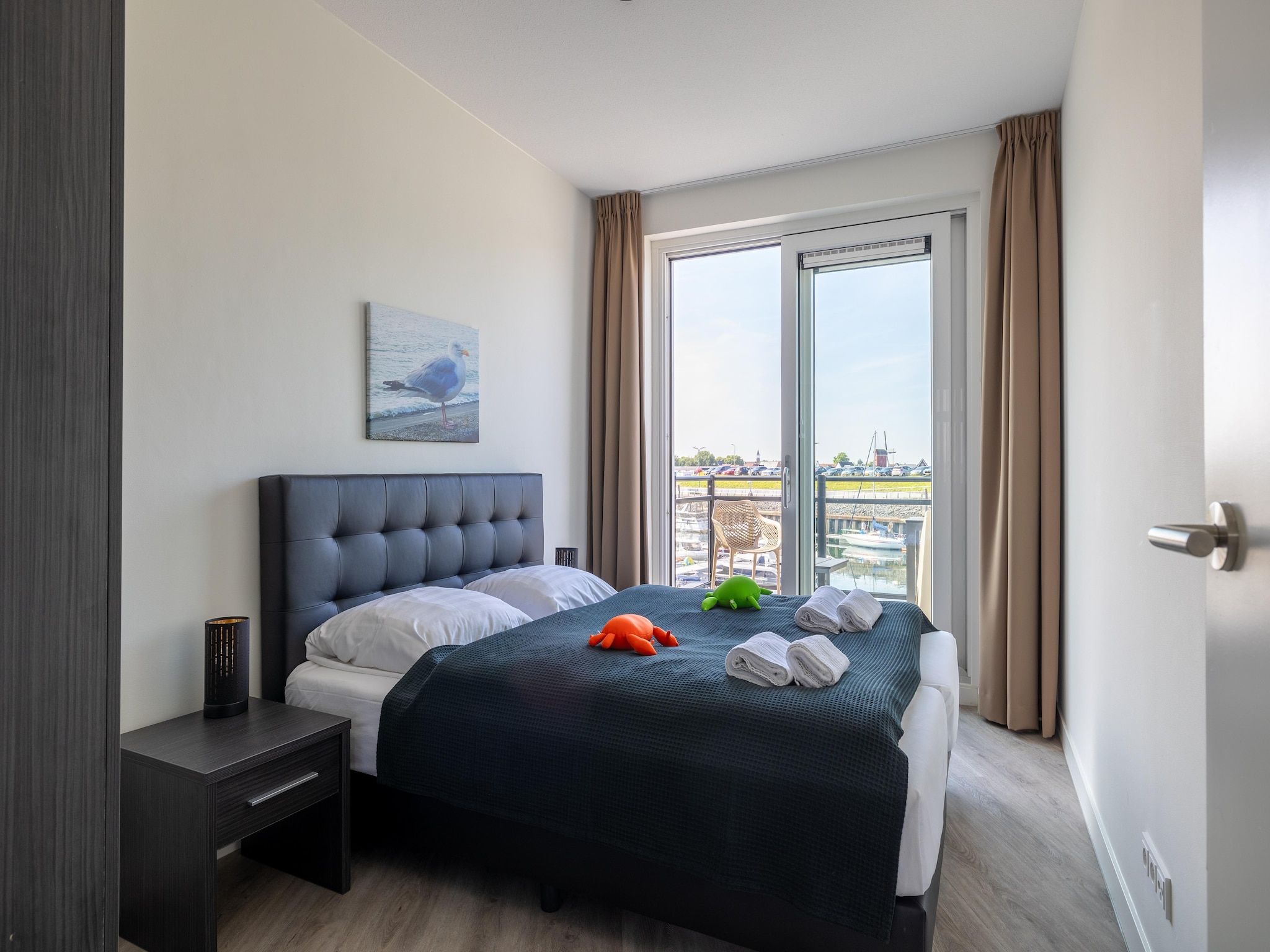 Een slaapkamer van Luxe appartement Vista Maris 'Laguna Beach House' - Havenweg 8-32  Sint-Annaland Oosterschelde in Sint-Annaland