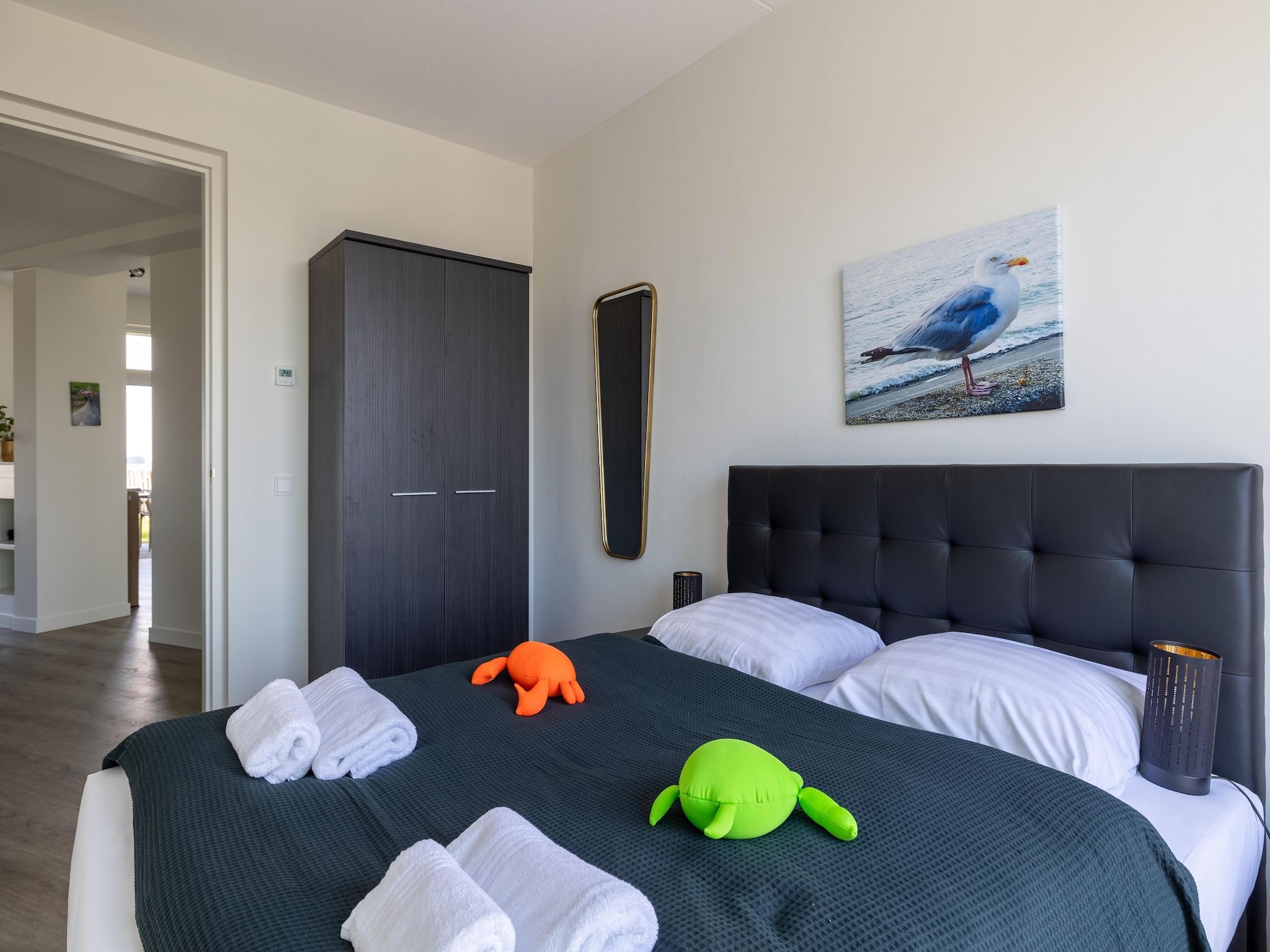 Een slaapkamer van Luxe appartement Vista Maris 'Laguna Beach House' - Havenweg 8-32  Sint-Annaland Oosterschelde in Sint-Annaland