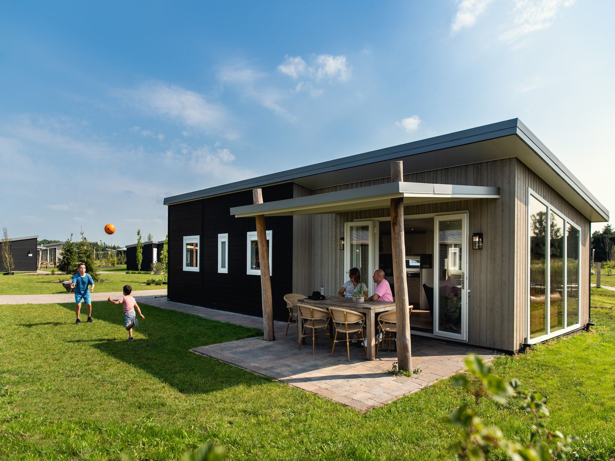 De buitenkant van Raccoon Lodge in Slagharen