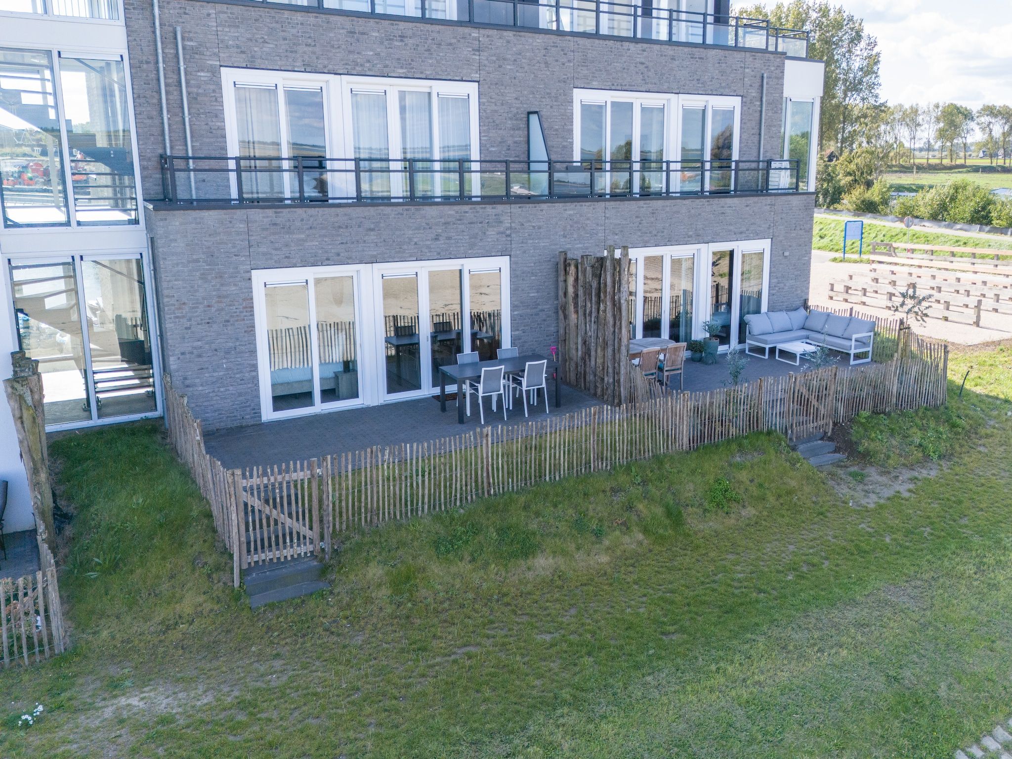 De buitenkant van Appartement Vista Maris "Charlotte's Parel" - Havenweg 8-44  Sint-Annaland in Sint-Annaland