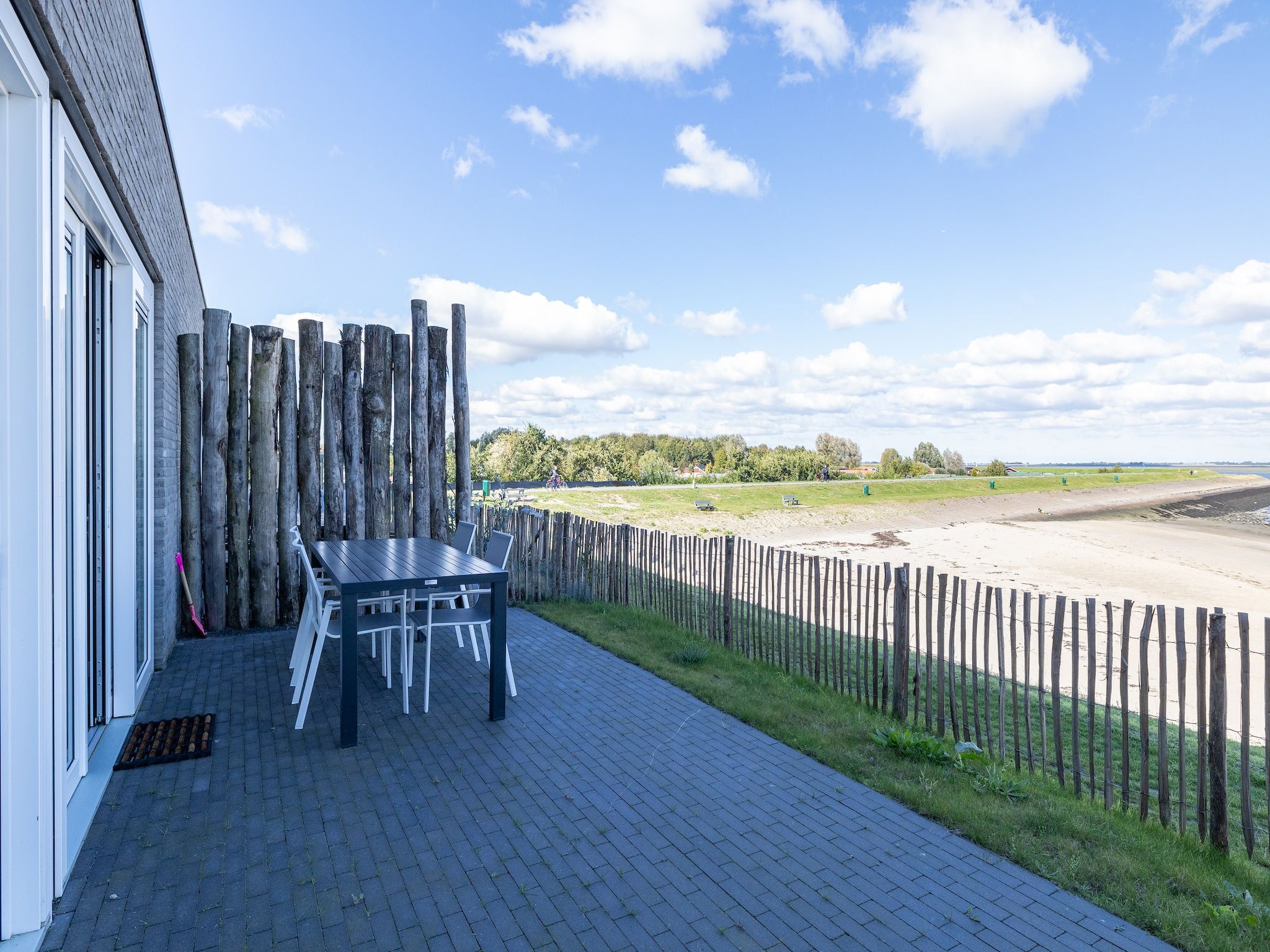 De tuin van Appartement Vista Maris "Charlotte's Parel" - Havenweg 8-44  Sint-Annaland in Sint-Annaland