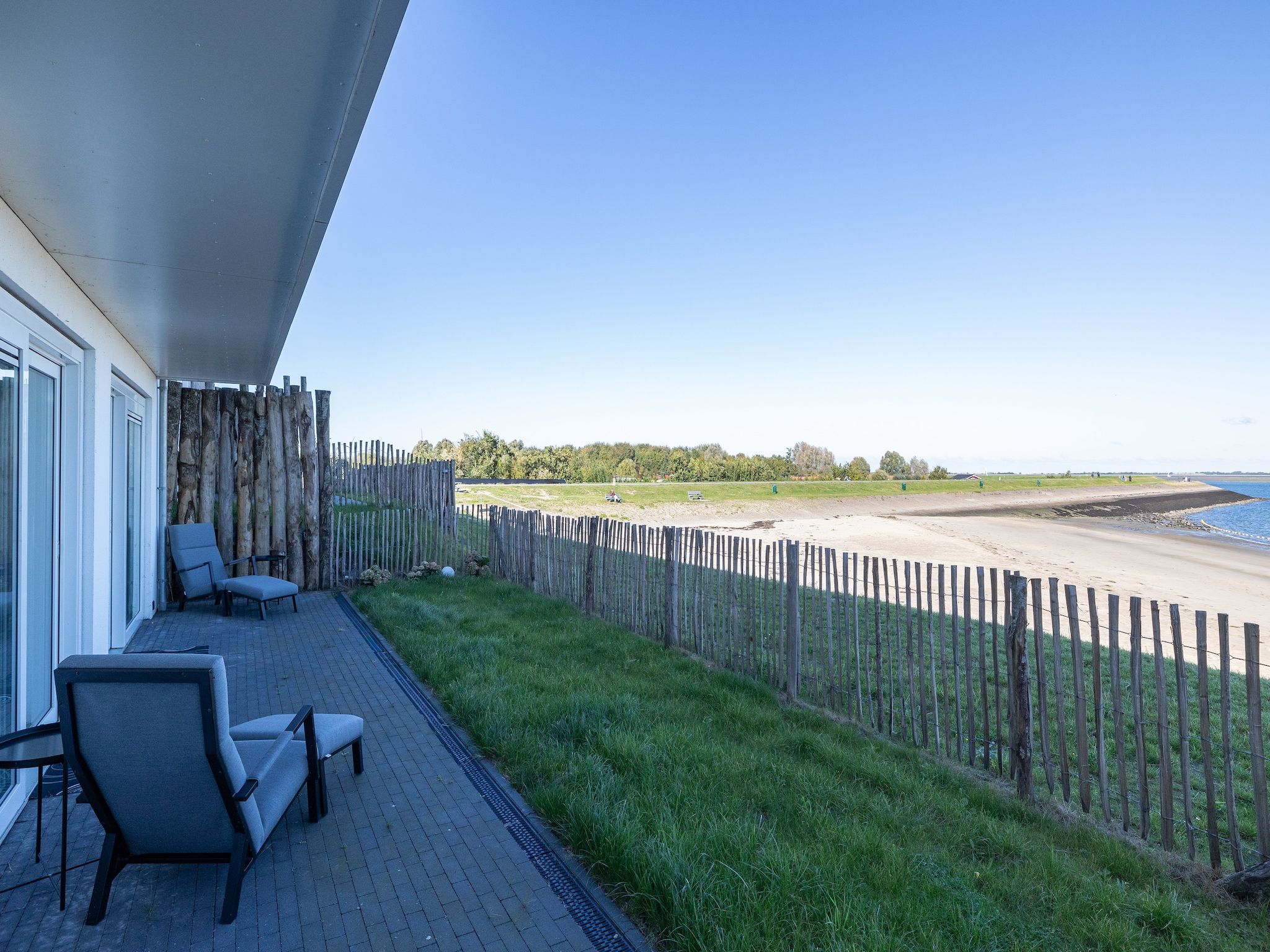 Het terras van Luxe appartement Vista Maris - Havenweg 8-34  Sint-Annaland Oosterschelde in Sint-Annaland