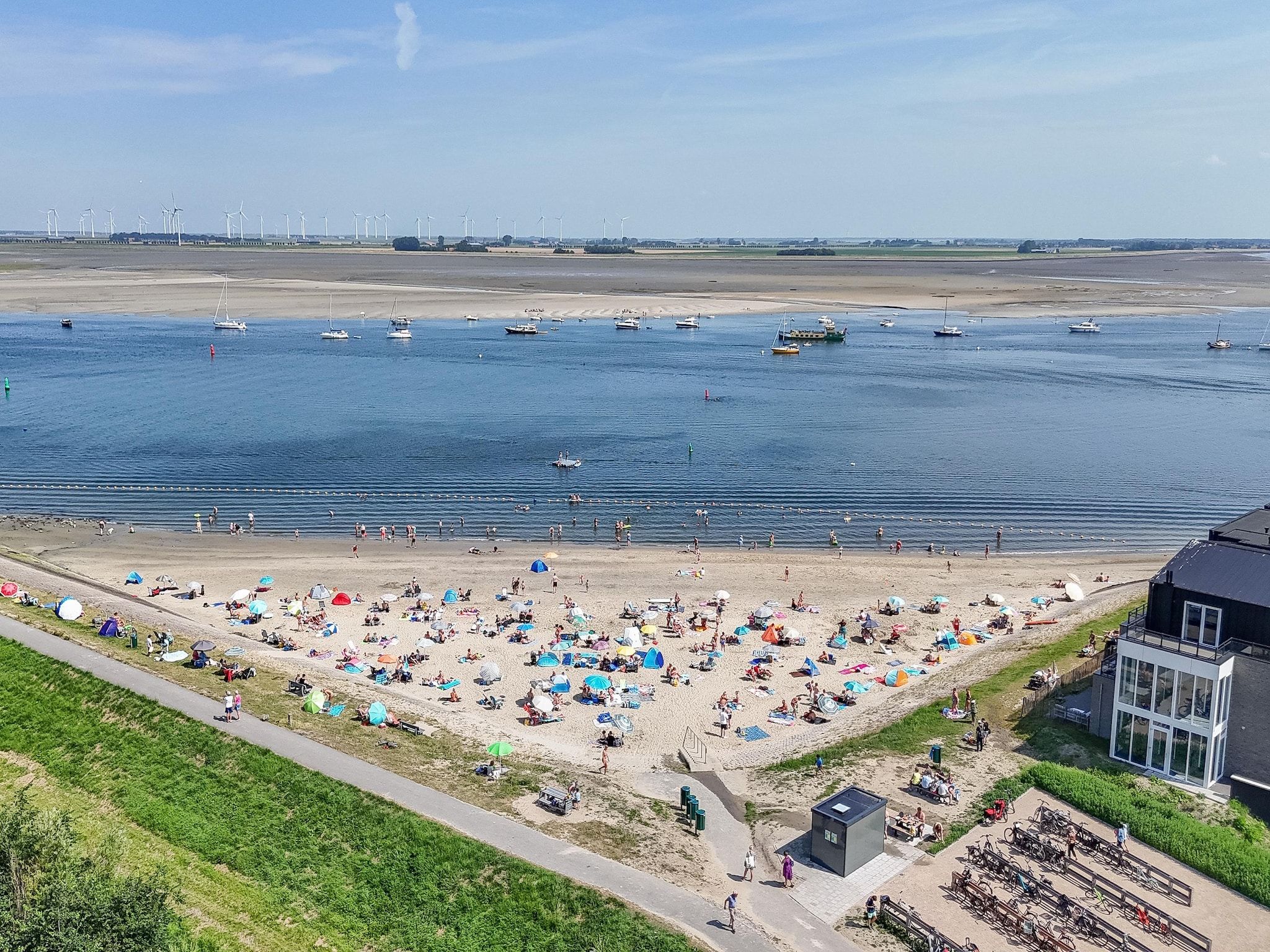 Het uitzicht vanaf Appartement Vista Maris - Havenweg 8-52  Sint-Annaland Oosterschelde in Sint-Annaland