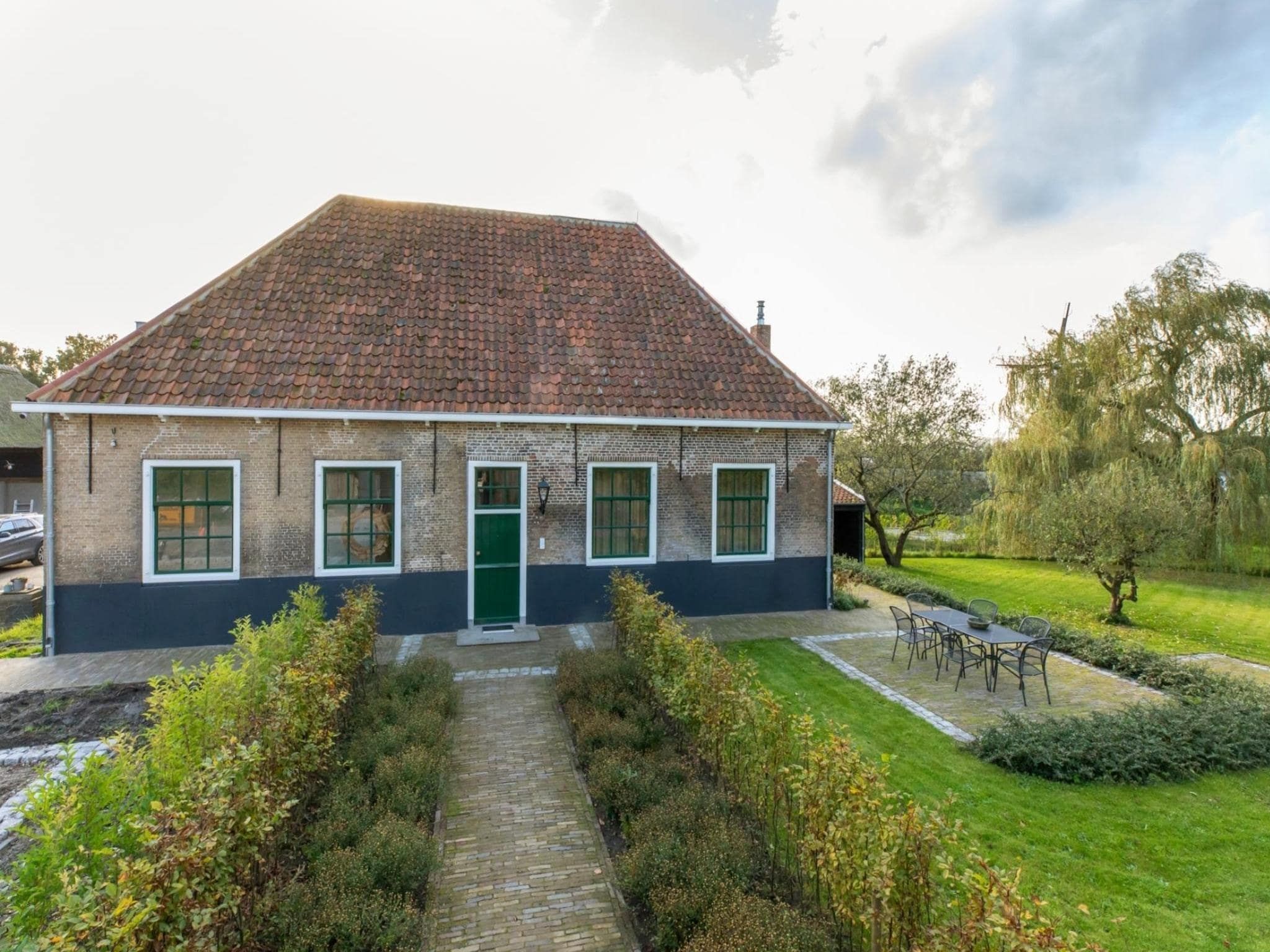 De buitenkant van Vakantiehuis 'Boerderij Molenhof' - Stationsweg 5  Heinkenszand in Heinkenszand