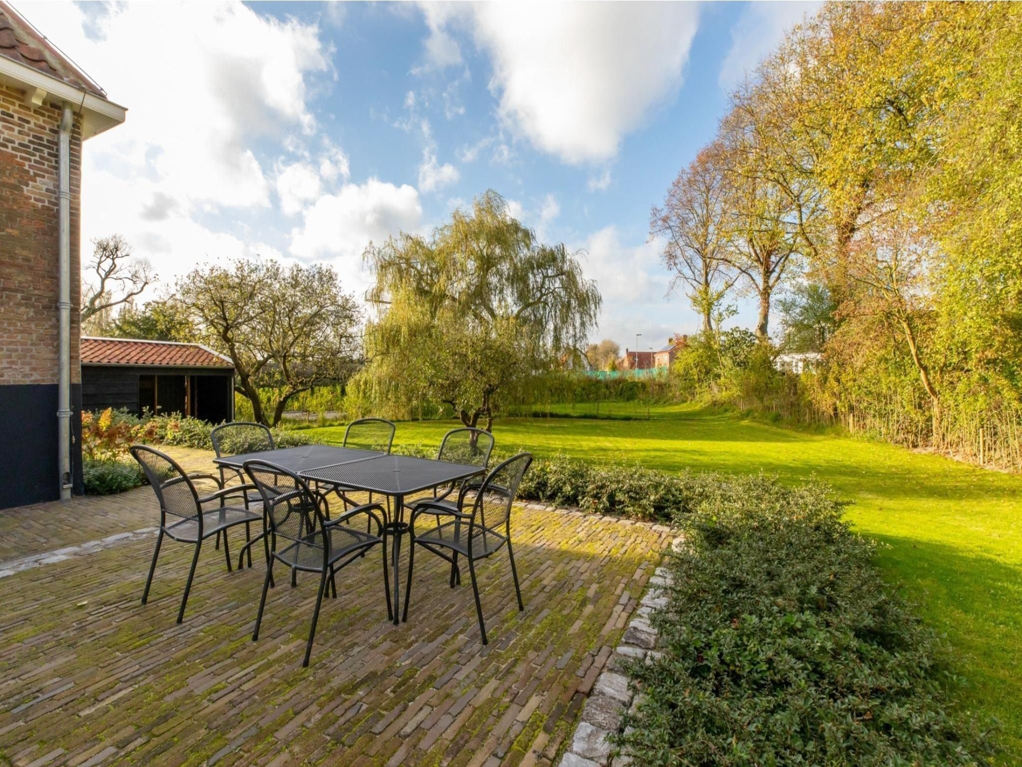 Het terras van Vakantiehuis 'Boerderij Molenhof' - Stationsweg 5  Heinkenszand in Heinkenszand