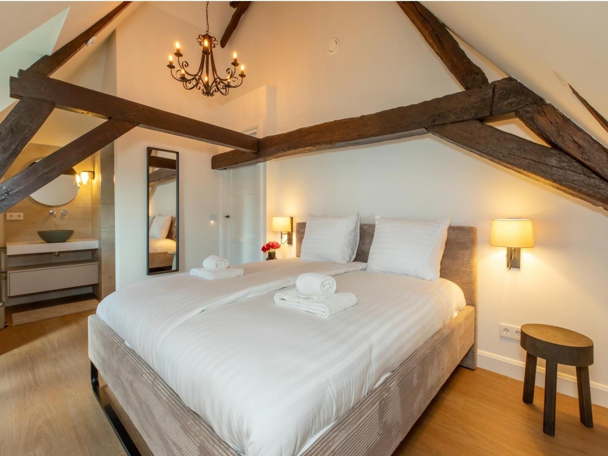 Een slaapkamer van Vakantiehuis 'Boerderij Molenhof' - Stationsweg 5  Heinkenszand in Heinkenszand