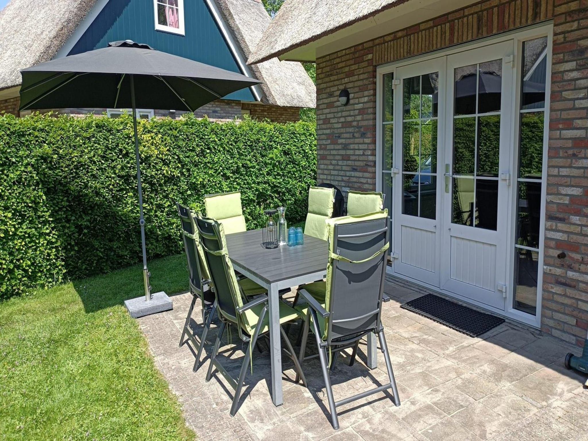 Het terras van Anzelhoef 2 in Sint Maartenszee