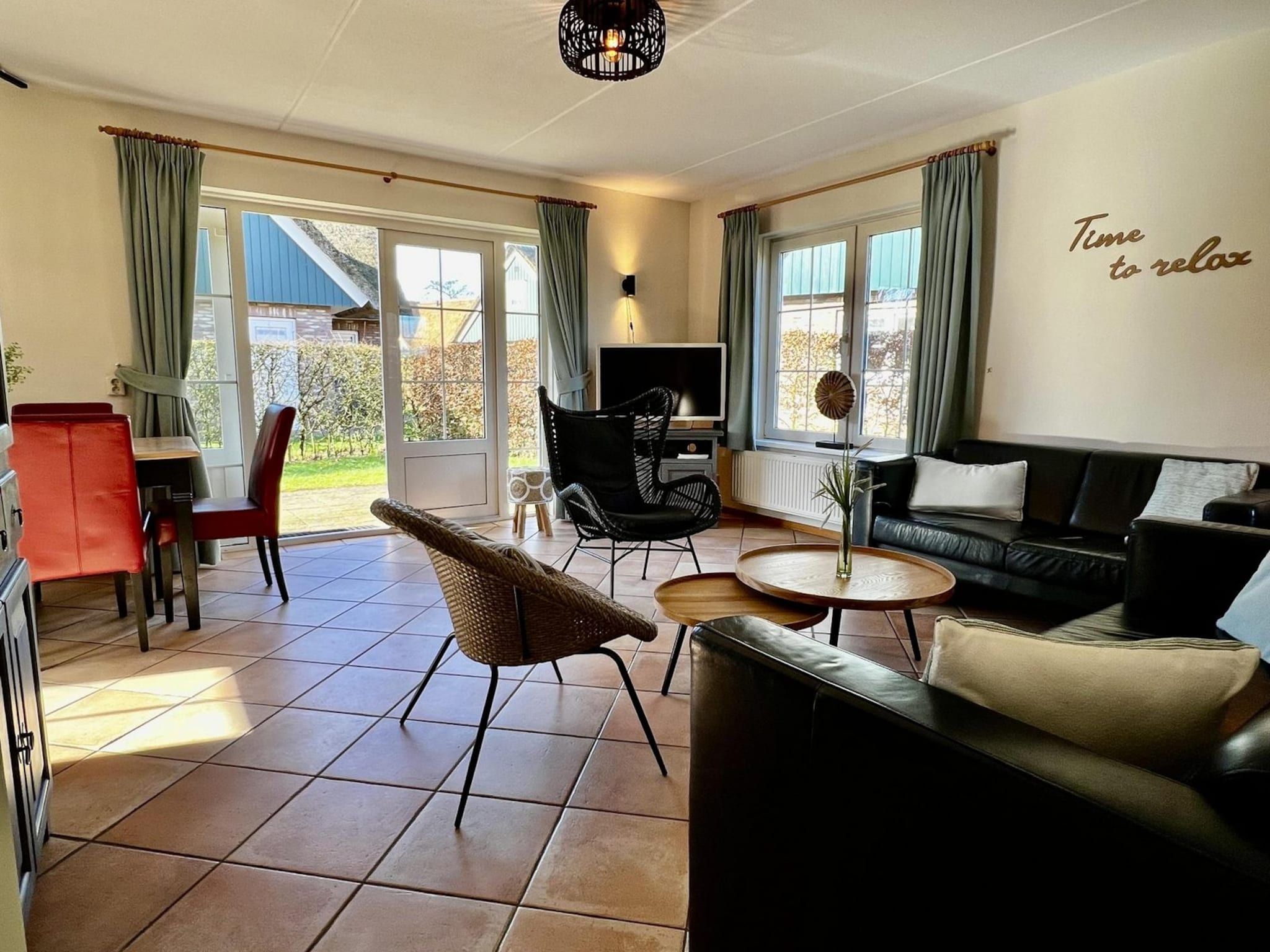 De woonkamer van Anzelhoef 2 in Sint Maartenszee