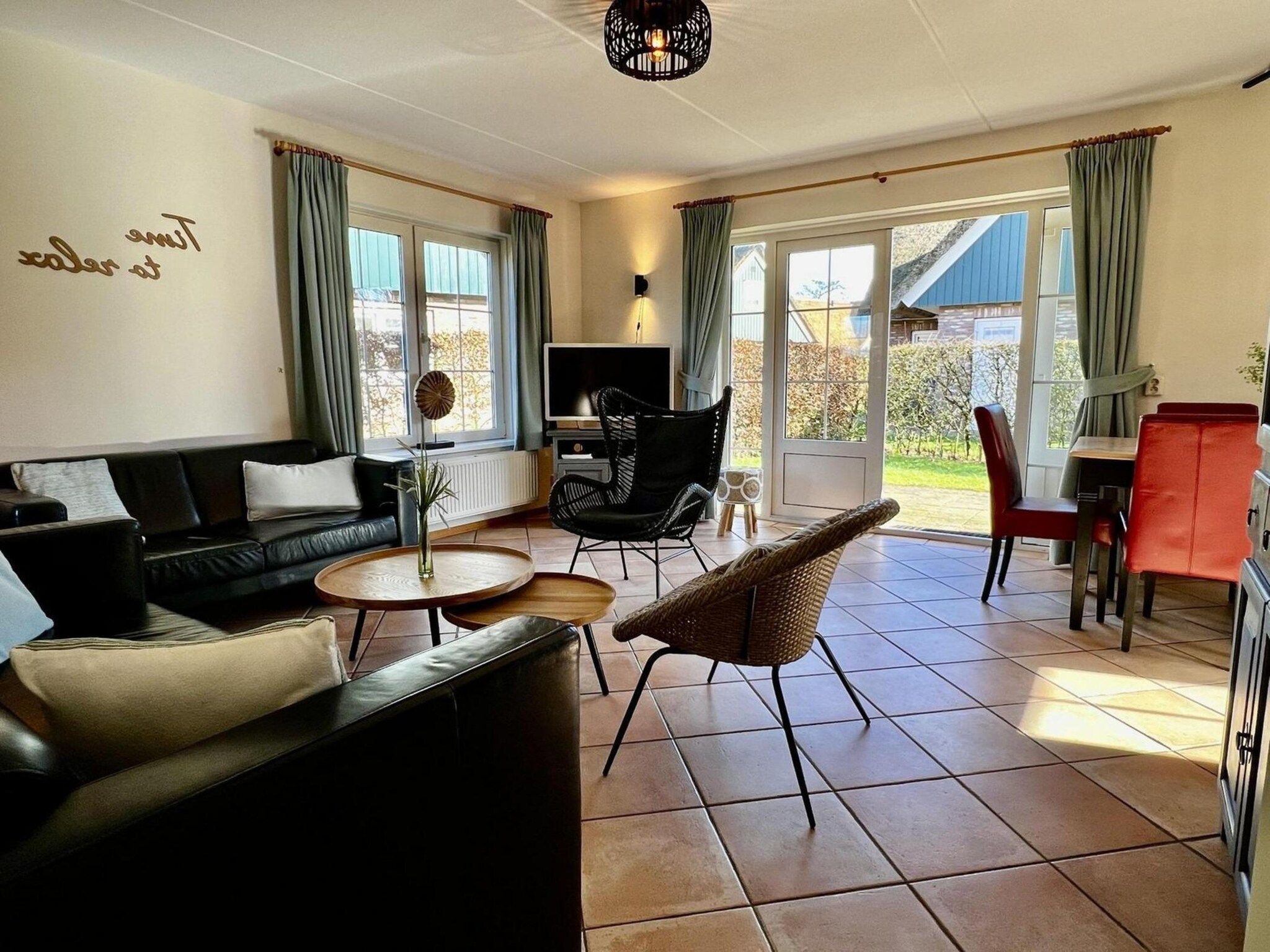 De woonkamer van Anzelhoef 2 in Sint Maartenszee
