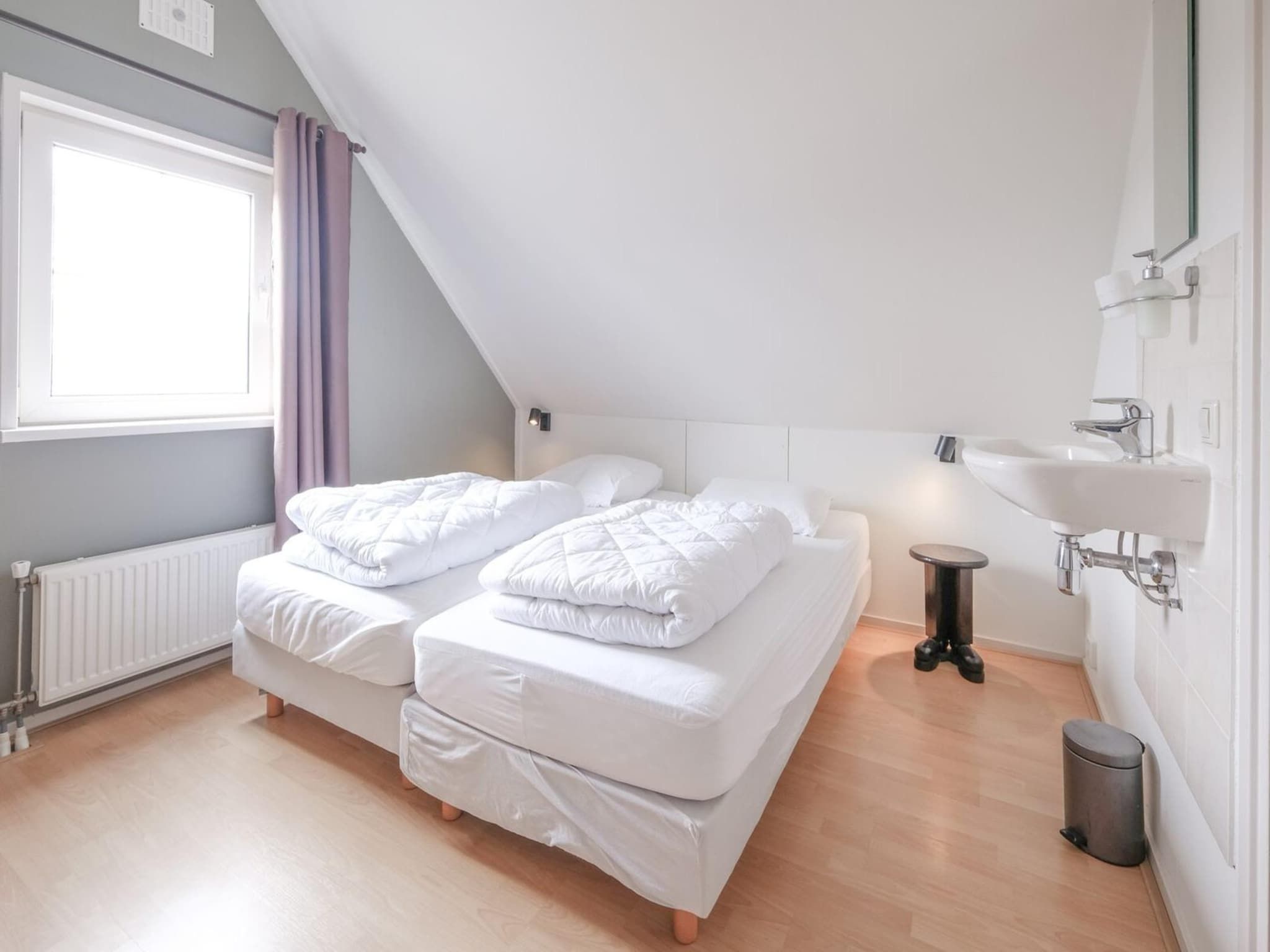 Een slaapkamer van Anzelhoef 35 in Sint Maartenszee