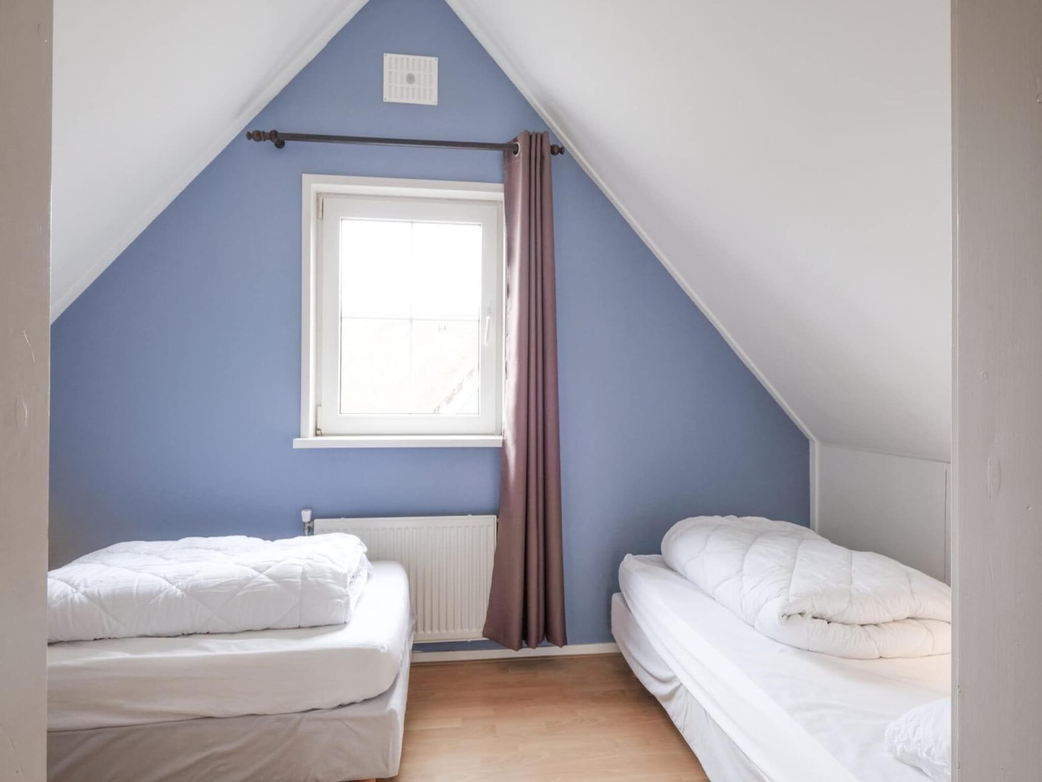 Een slaapkamer van Anzelhoef 35 in Sint Maartenszee