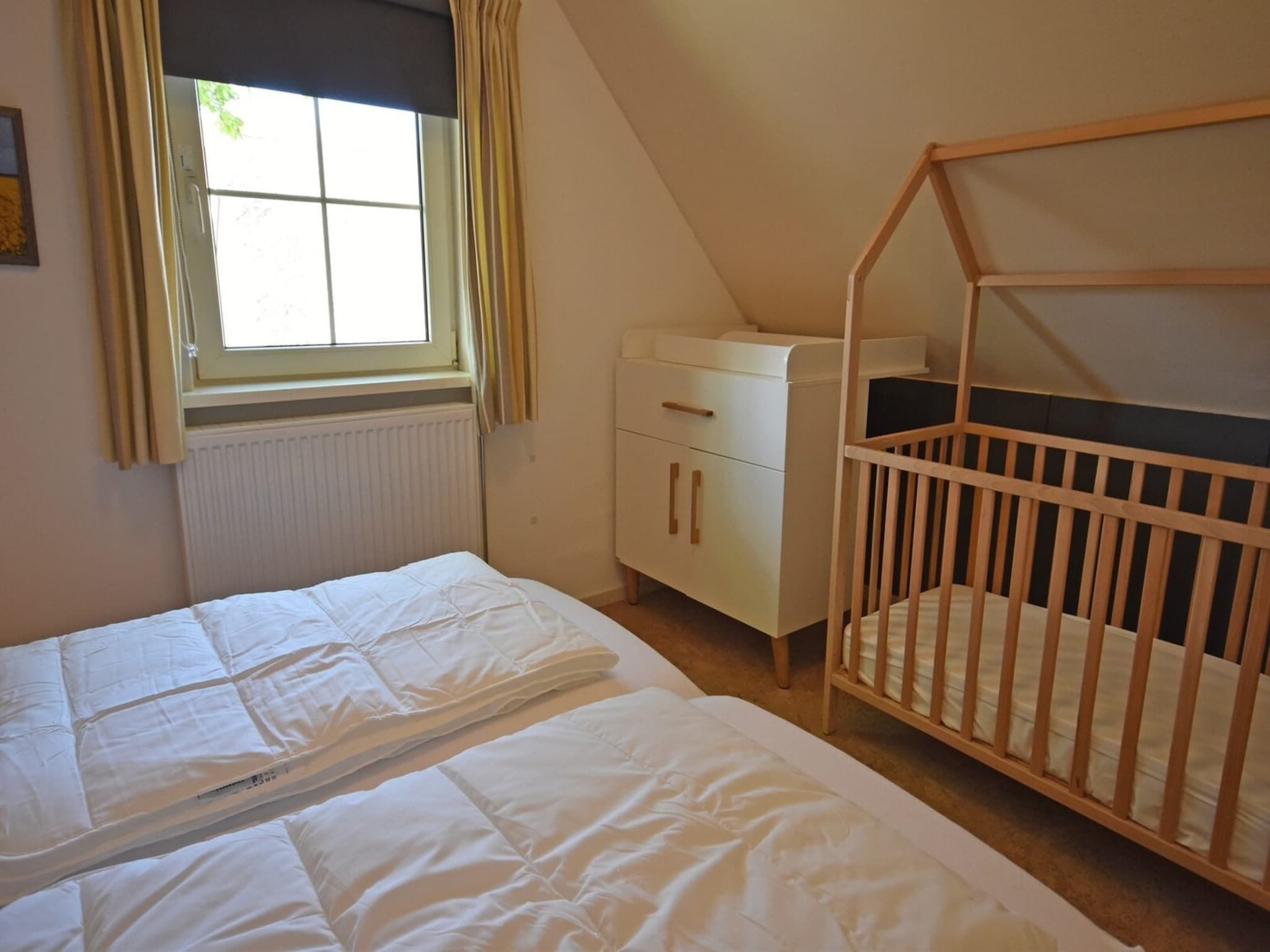 Een slaapkamer van Anzelhoef 11 in Sint Maartenszee