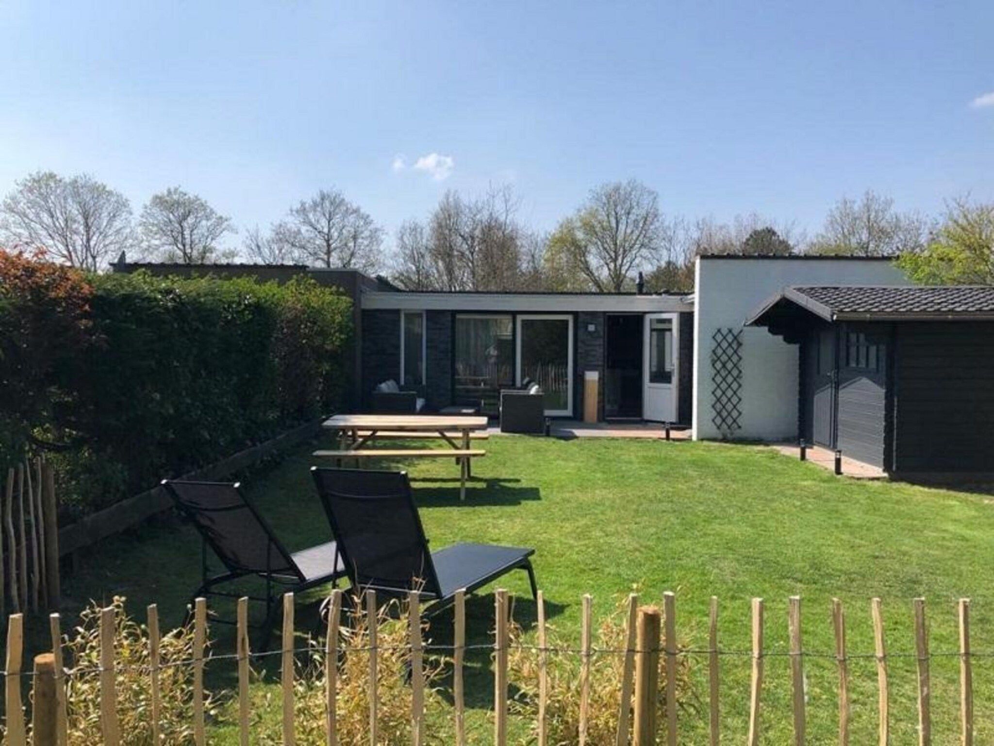 De tuin van Duinland 248 in Sint Maartenszee