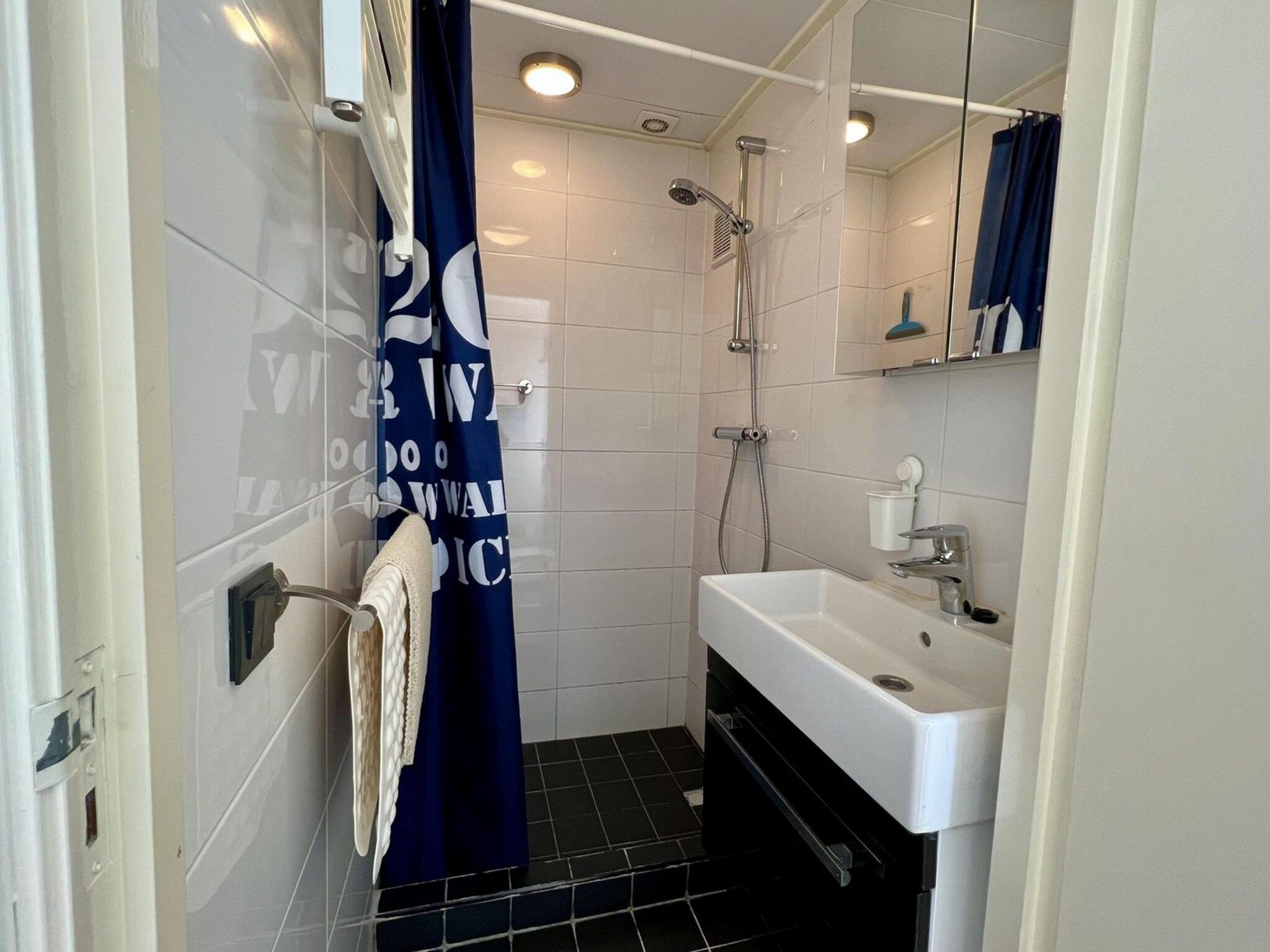 De badkamer van Eb en Vloed 75 in Sint Maartenszee