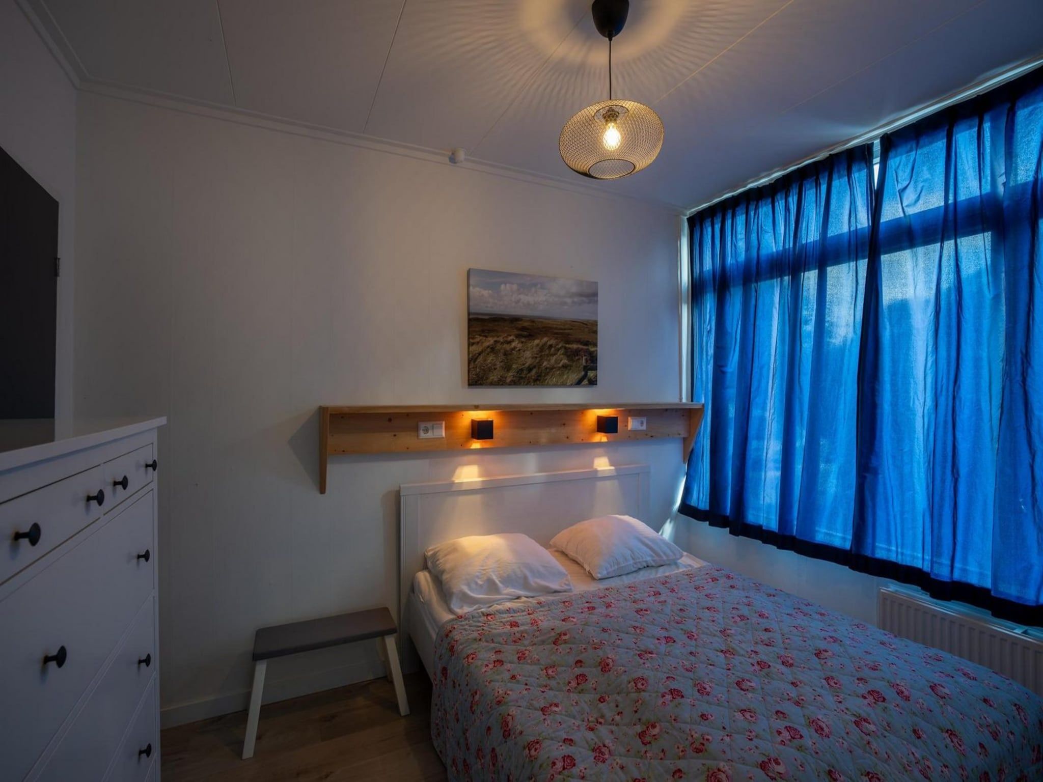 Een slaapkamer van Korfwaterweg 41 in Petten