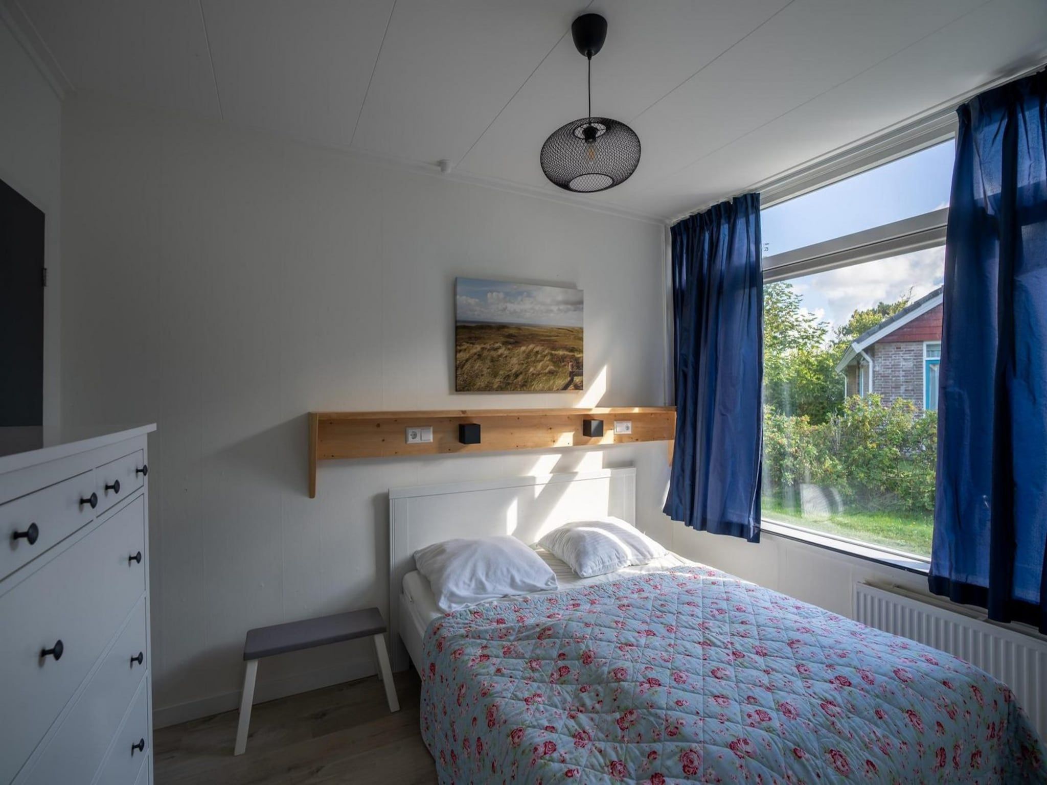 Een slaapkamer van Korfwaterweg 41 in Petten