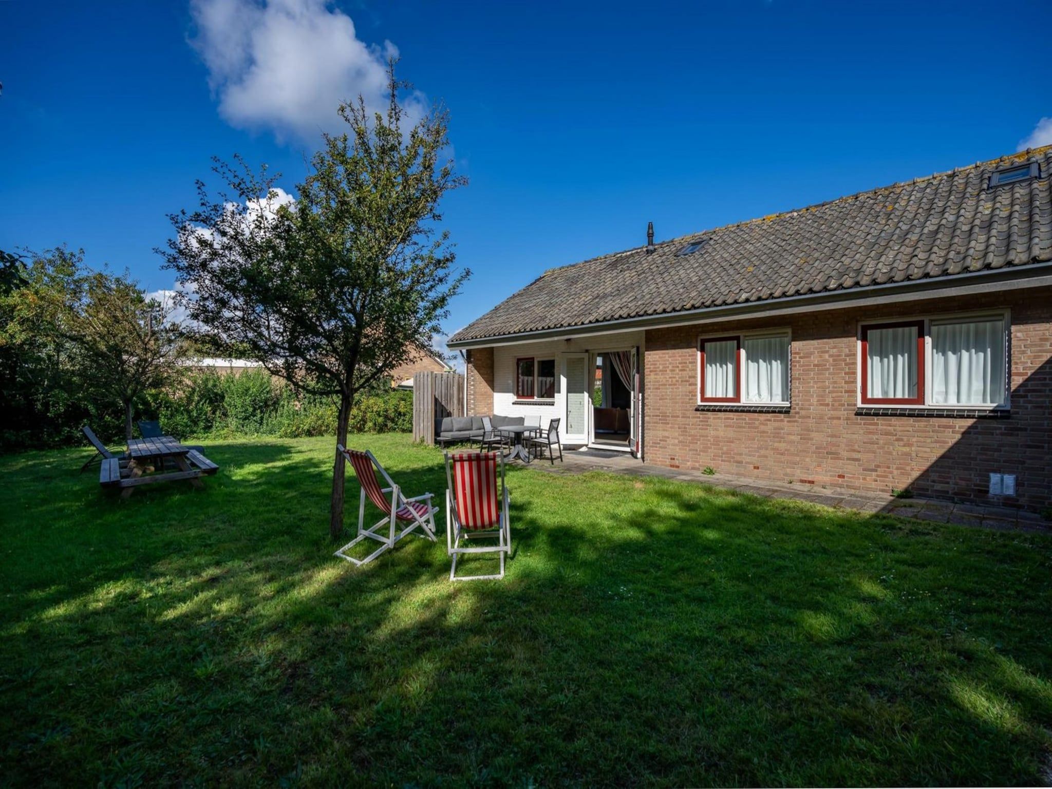 Het terras van Korfwaterweg 41 in Petten