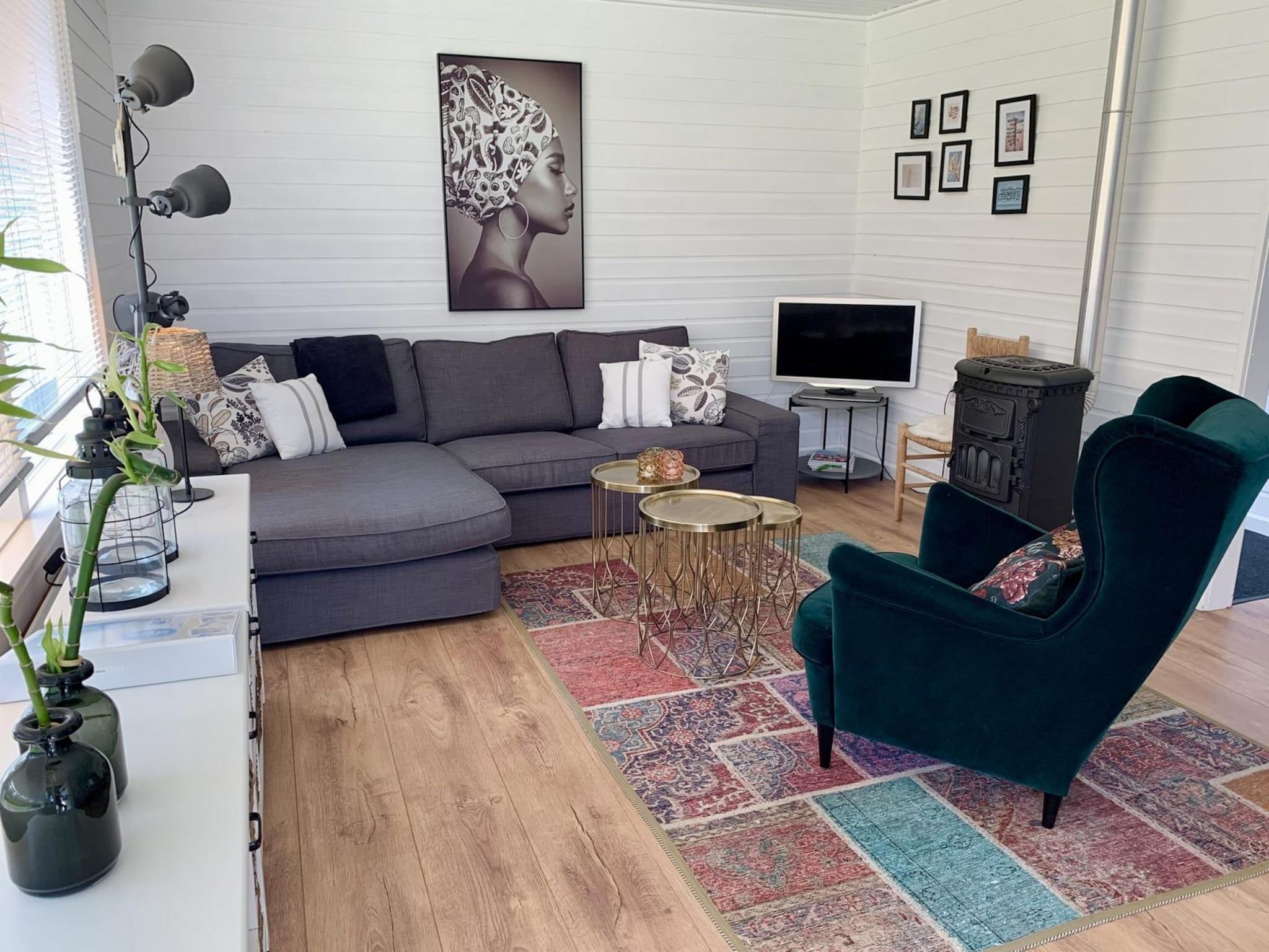 De woonkamer van Eureka 34 in Sint Maartensvlotbrug