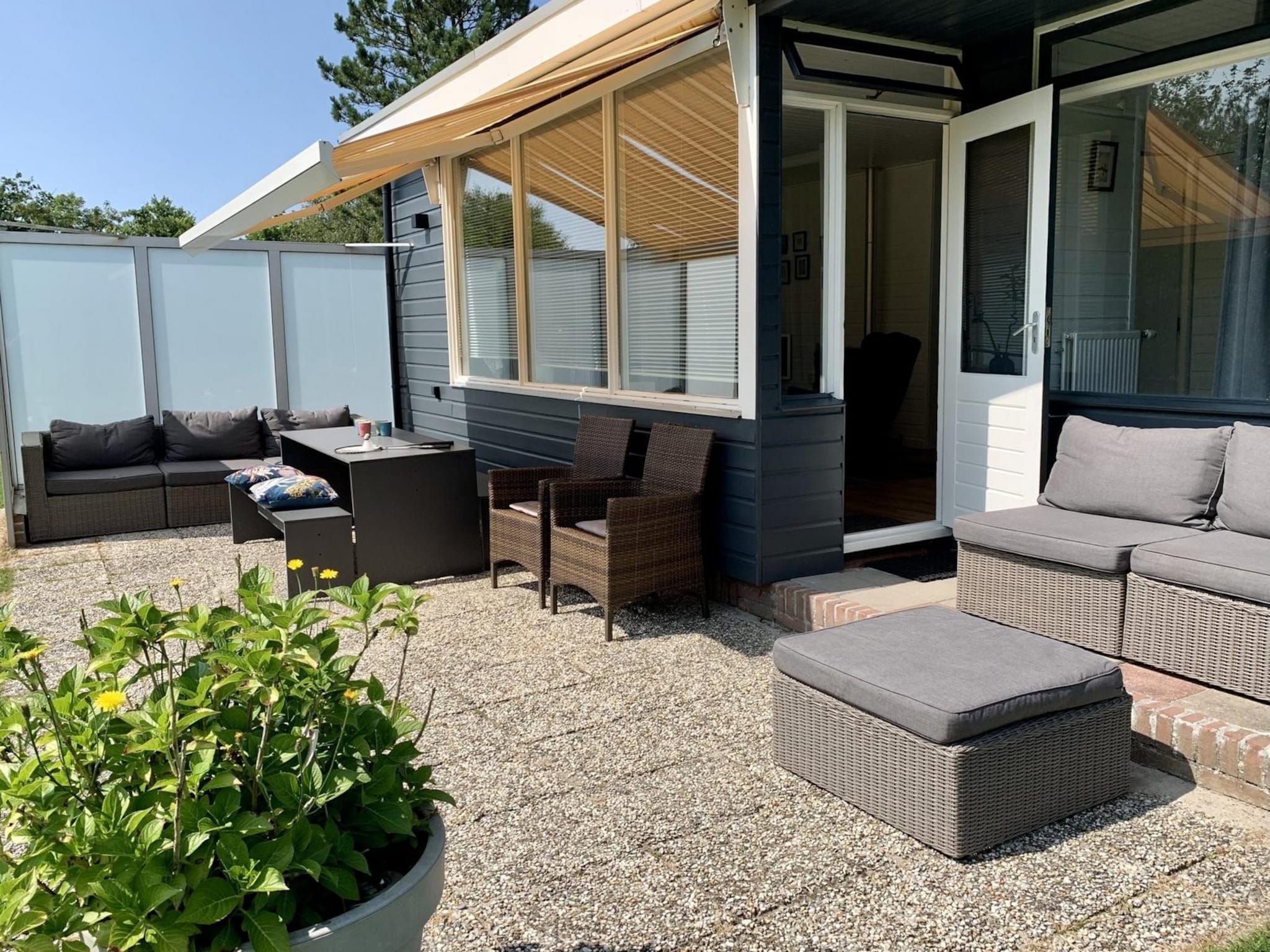 Het terras van Eureka 34 in Sint Maartensvlotbrug