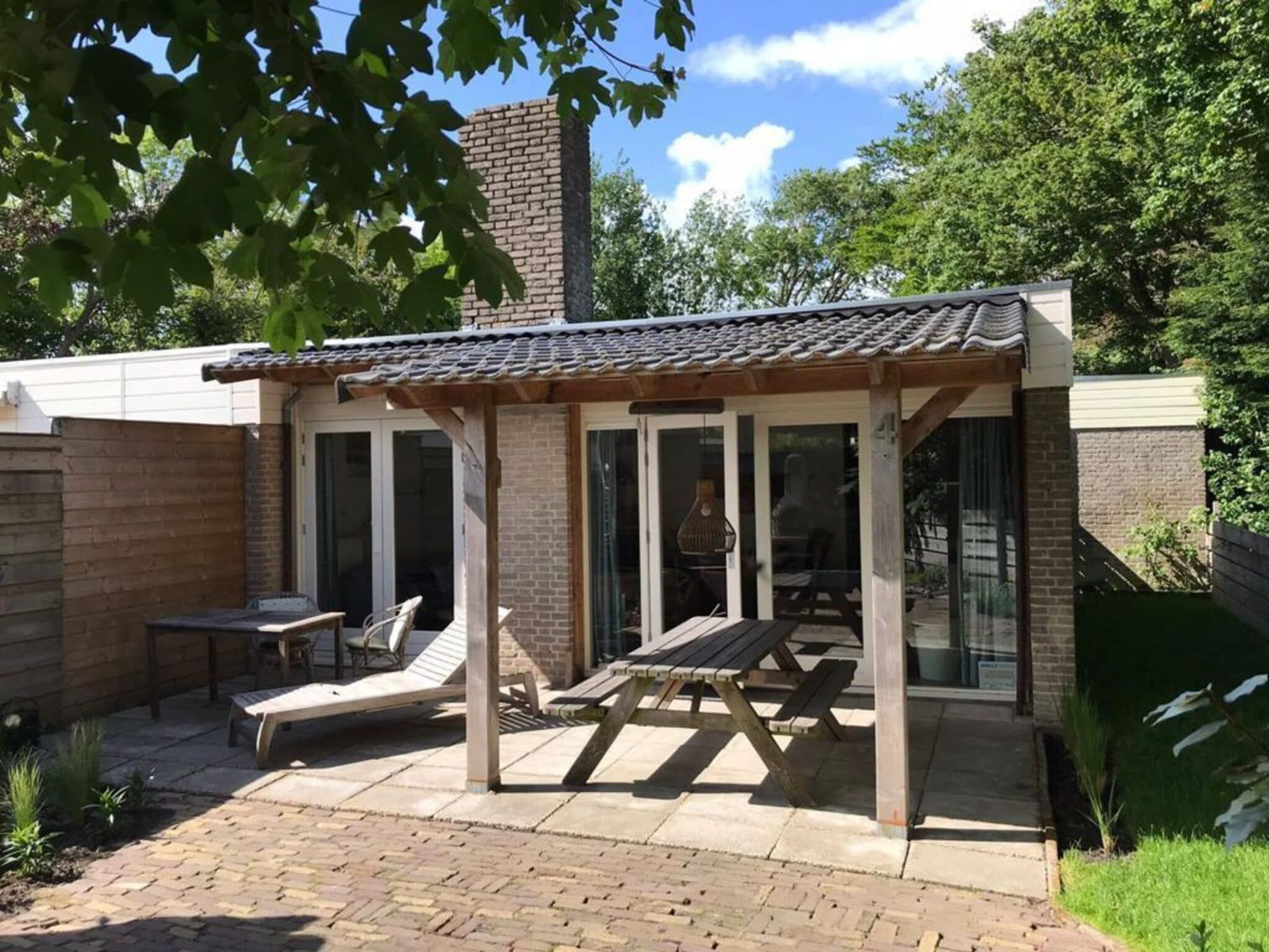 Het terras van Ruyghe Hoeck 4 in Sint Maartensbrug