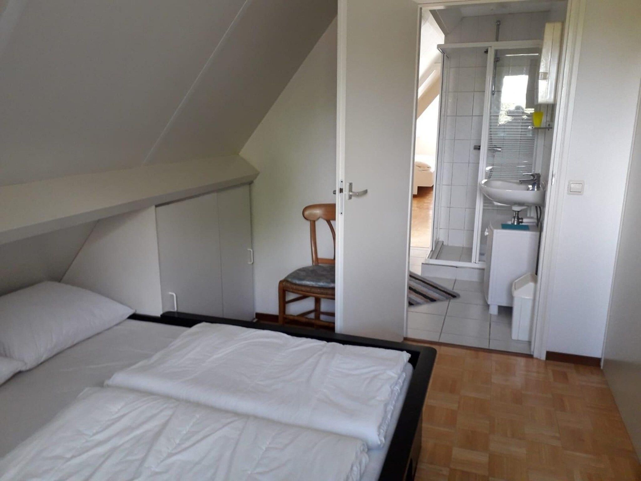 Een slaapkamer van Singel 62 in Petten