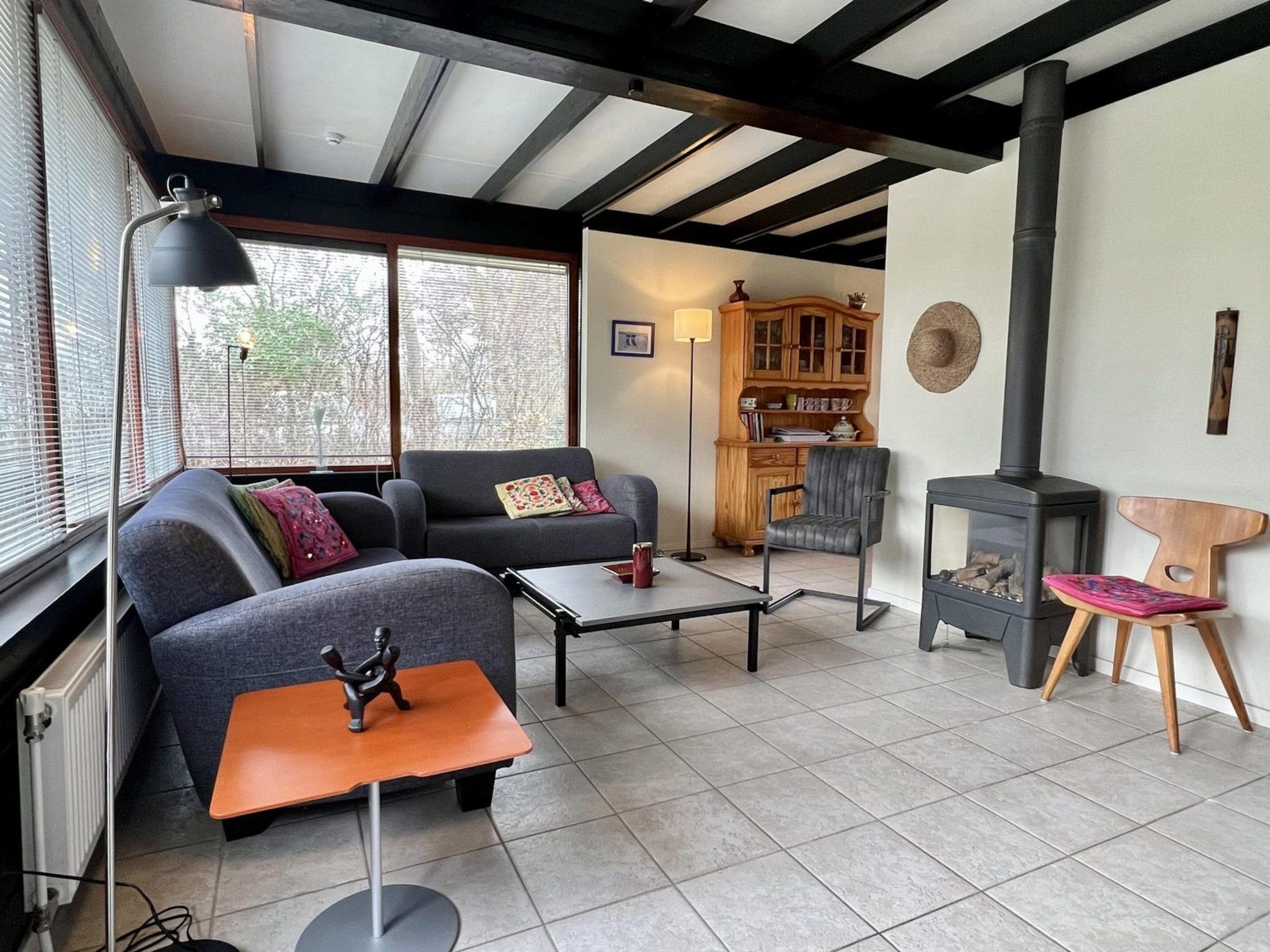 De woonkamer van Wildrijk 96 in Sint Maartenszee