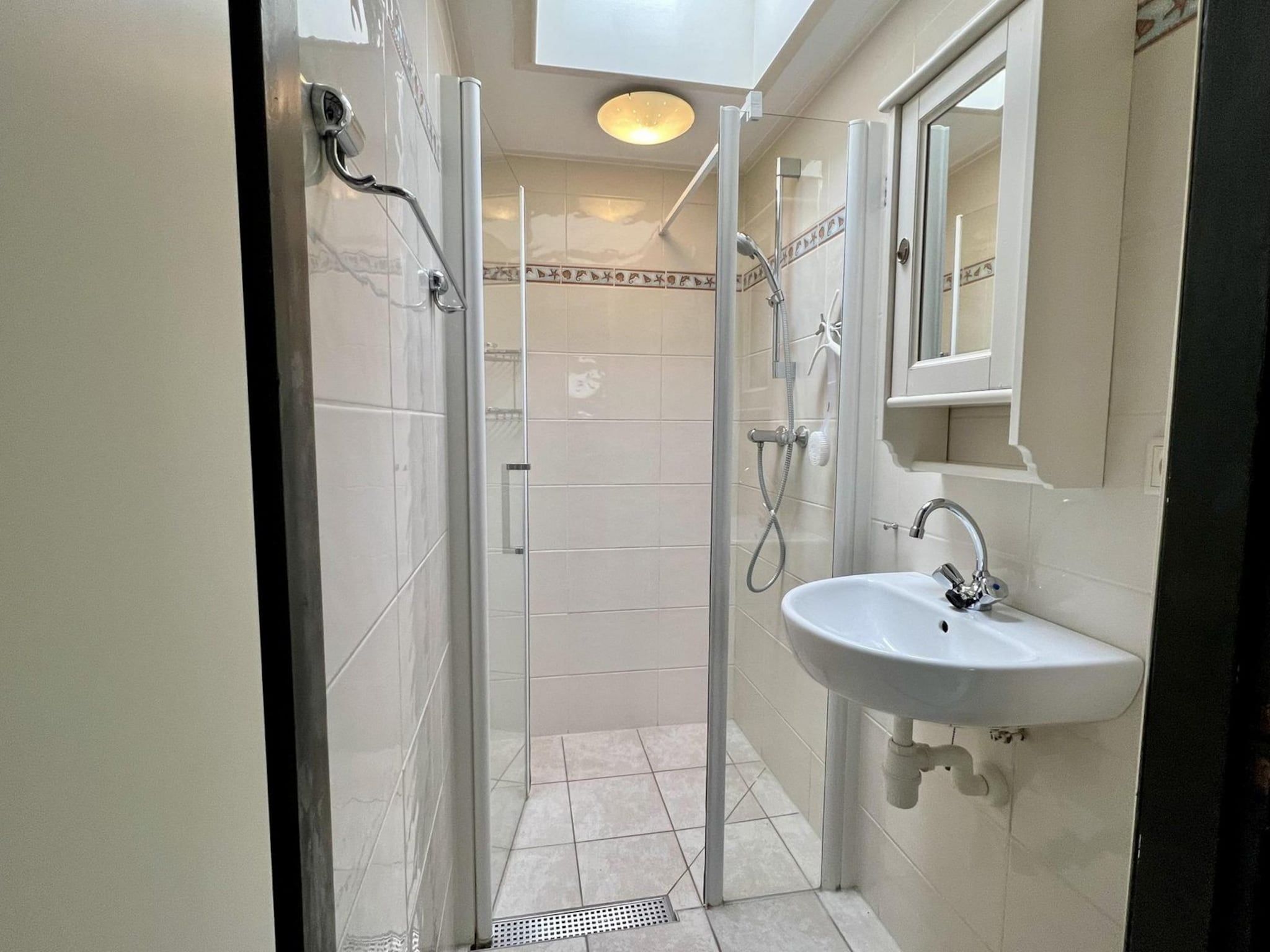 De badkamer van Wildrijk 96 in Sint Maartenszee