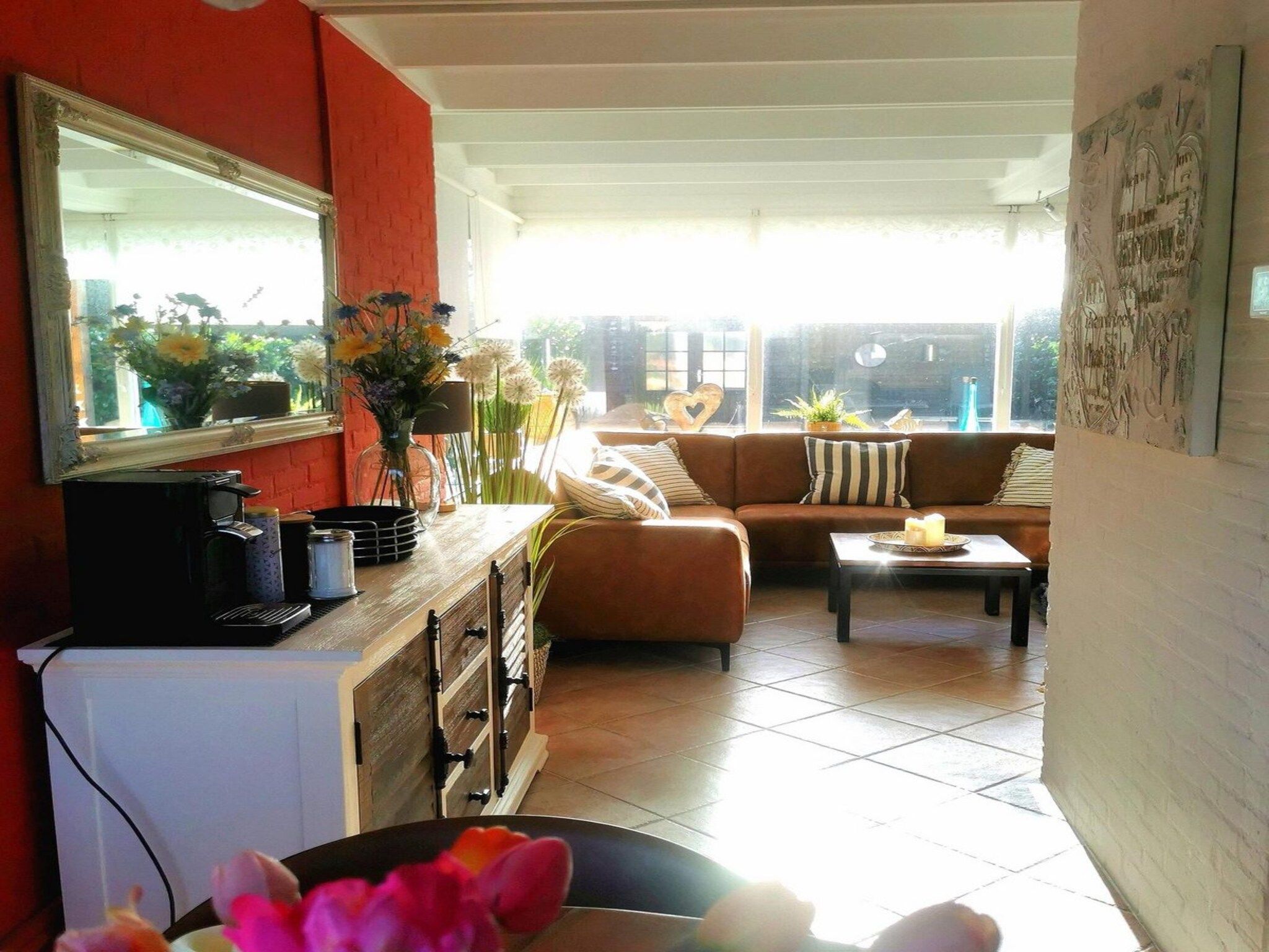De woonkamer van Wildrijk 108 in Sint Maartenszee