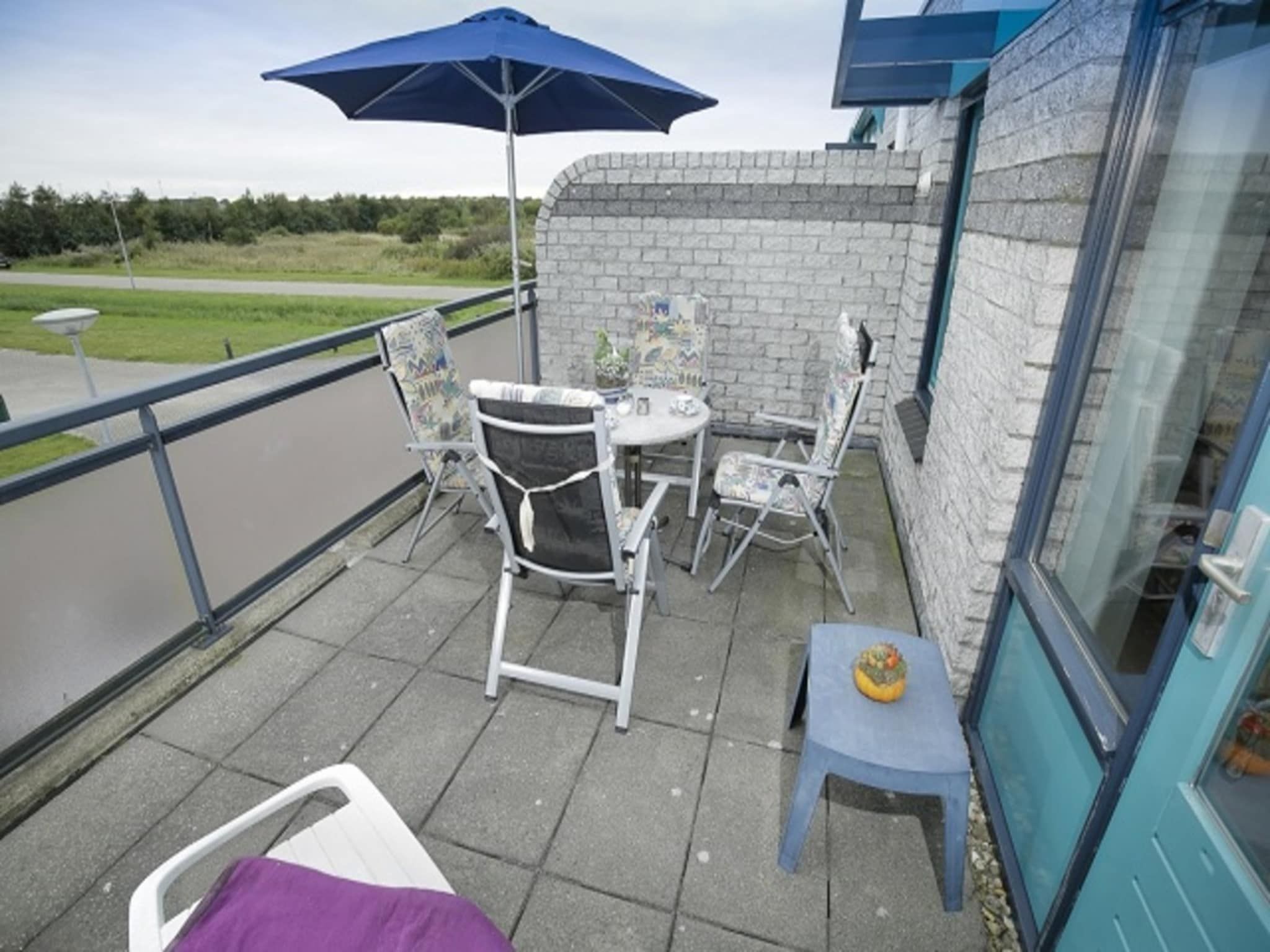 Het terras van Zeeweg 49 in Sint Maartenszee