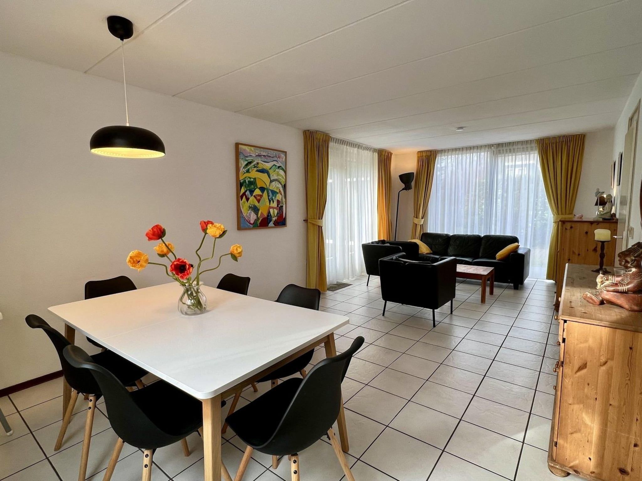 De eetkamer van Campanula 55 in Sint Maartenszee
