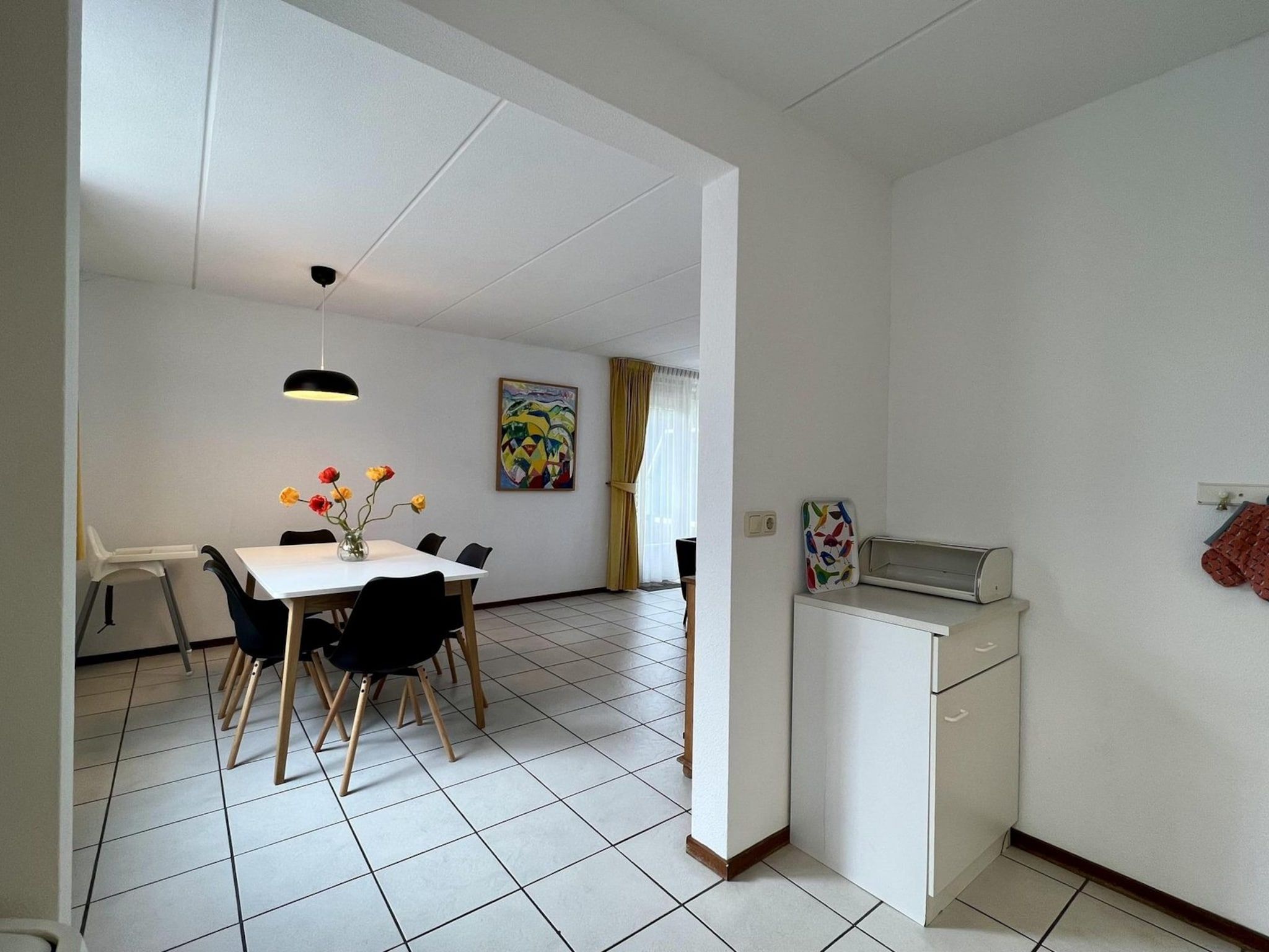 De eetkamer van Campanula 55 in Sint Maartenszee