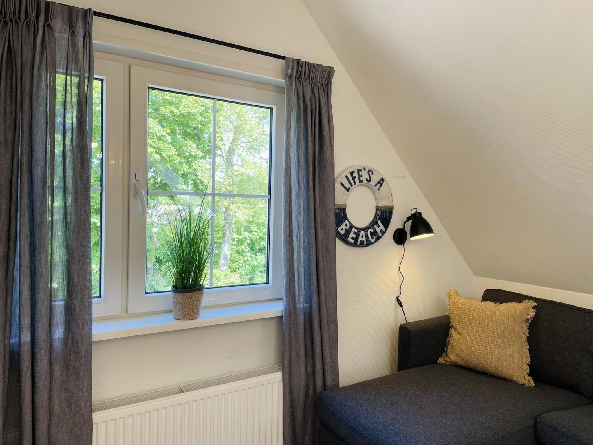 De woonkamer van Anzelhoef Apartment Oost in Sint Maartenszee