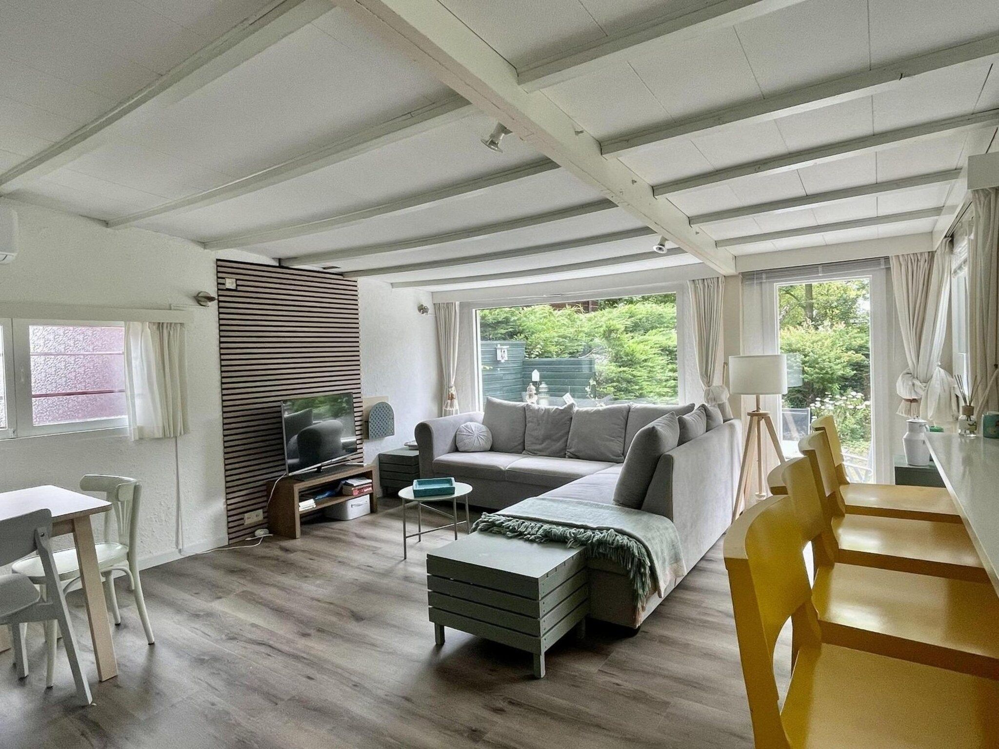De woonkamer van Campanula 173 in Sint Maartenszee