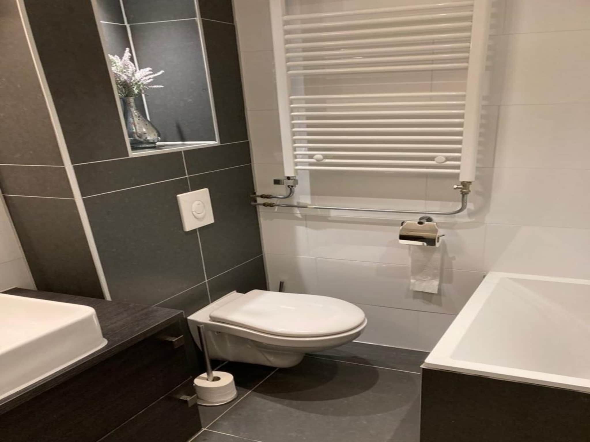De badkamer van Sint Maartensweg 38 in Sint Maartensvlotbrug