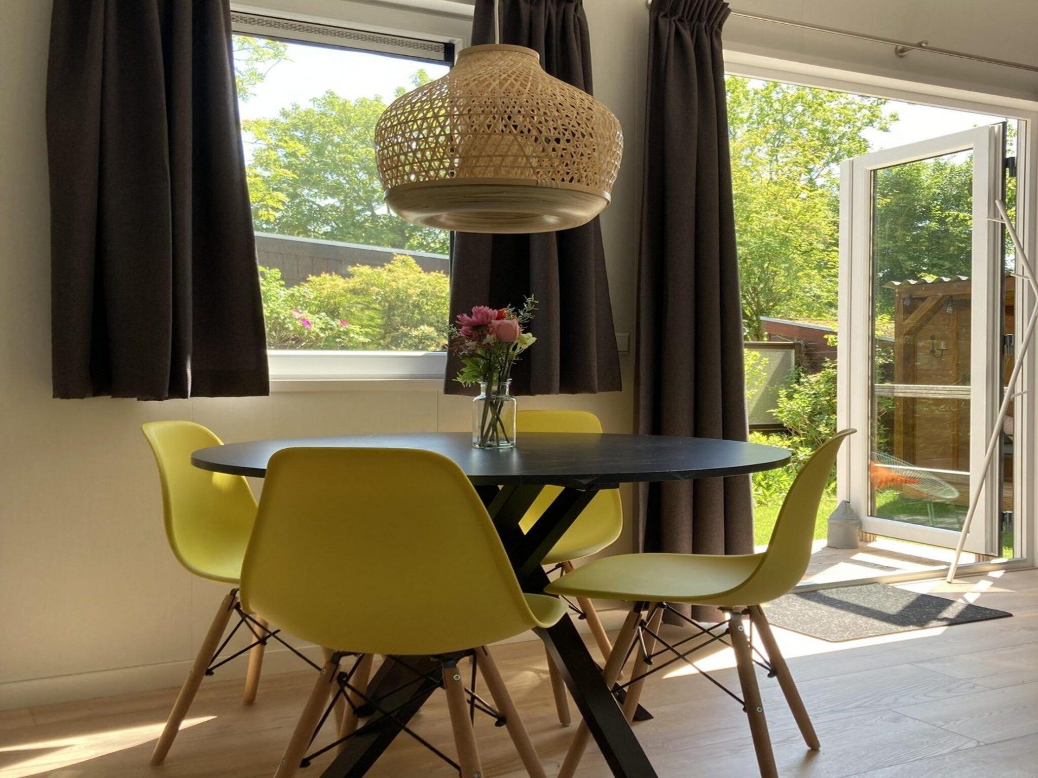 De eetkamer van Campanula 225 in Sint Maartenszee