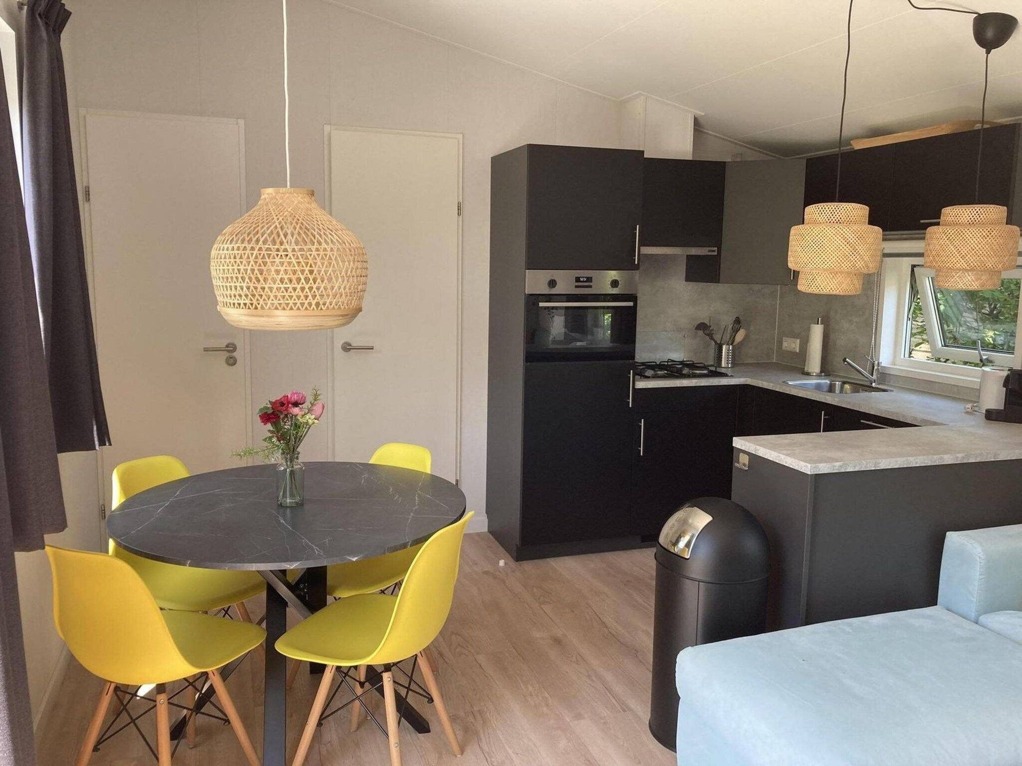 De woonkamer van Campanula 225 in Sint Maartenszee