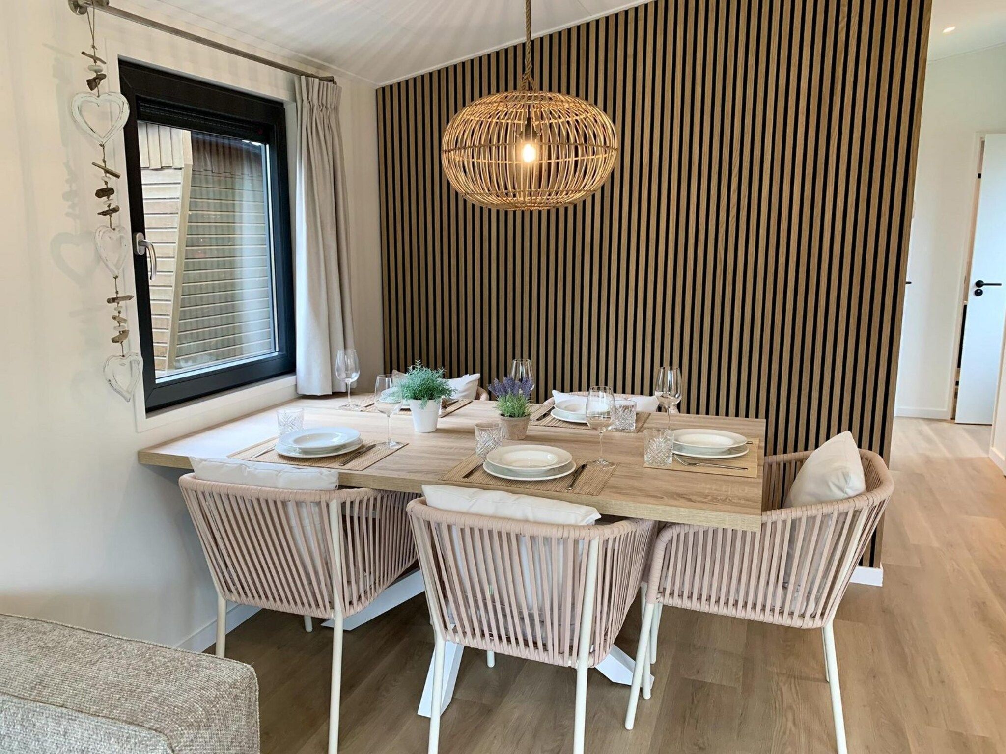 De eetkamer van Campanula 224 in Sint Maartenszee