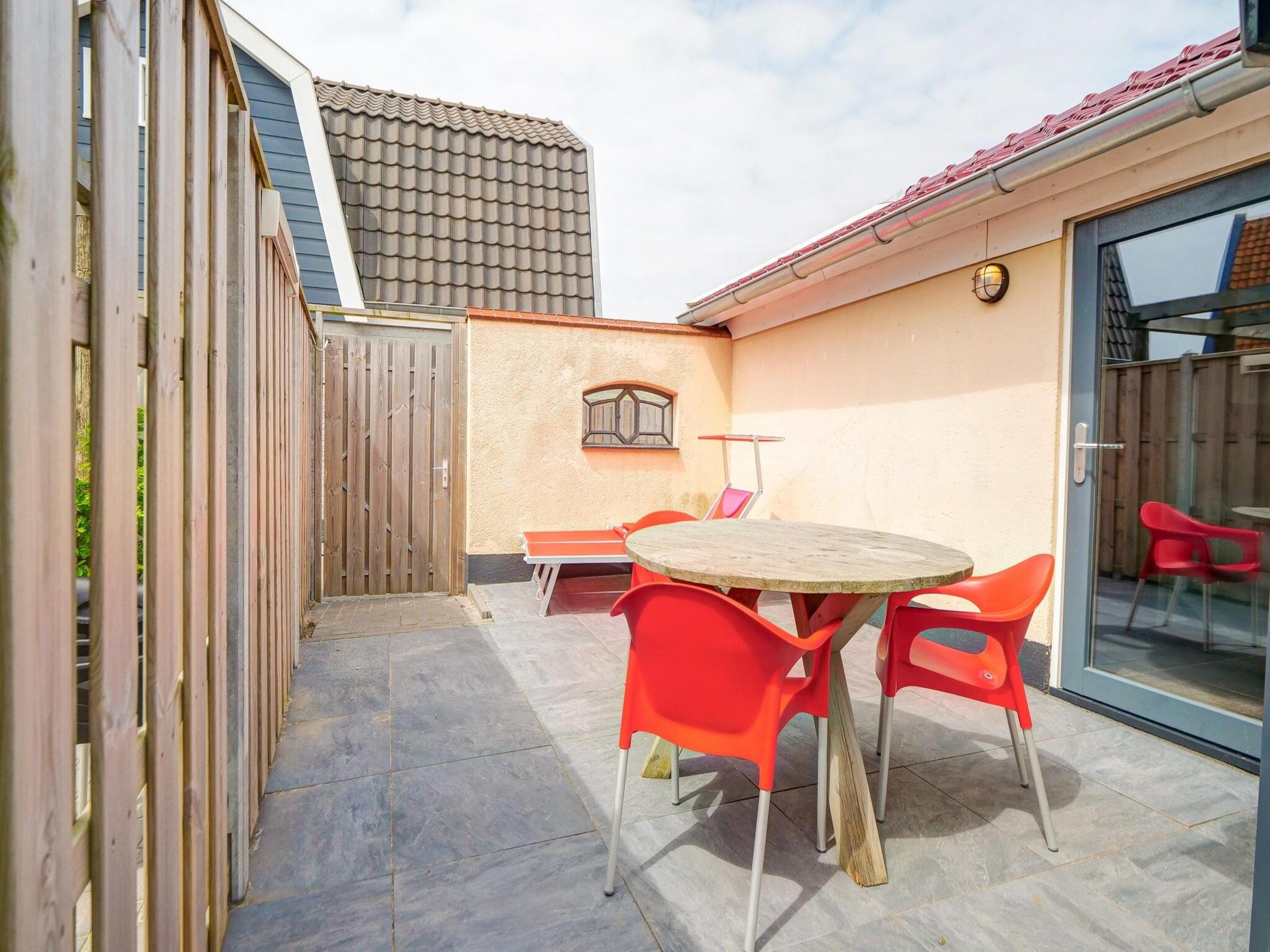 Het terras van Strandhuis 't Koepeltje in Groote Keeten