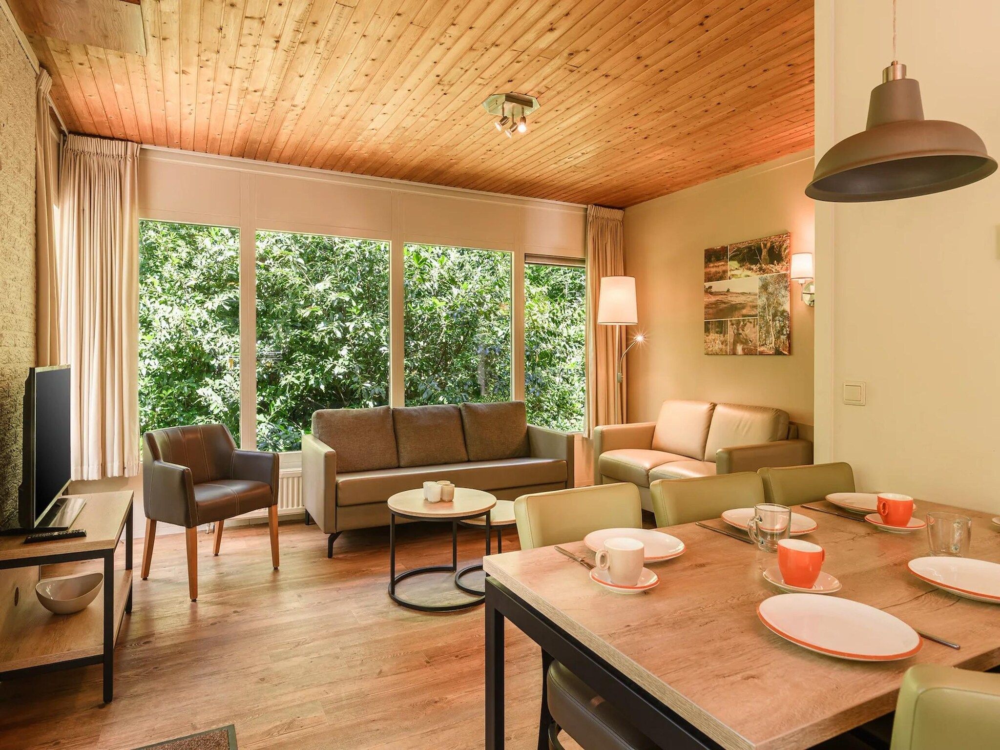 De eetkamer van Bungalow 6B1 in Putten