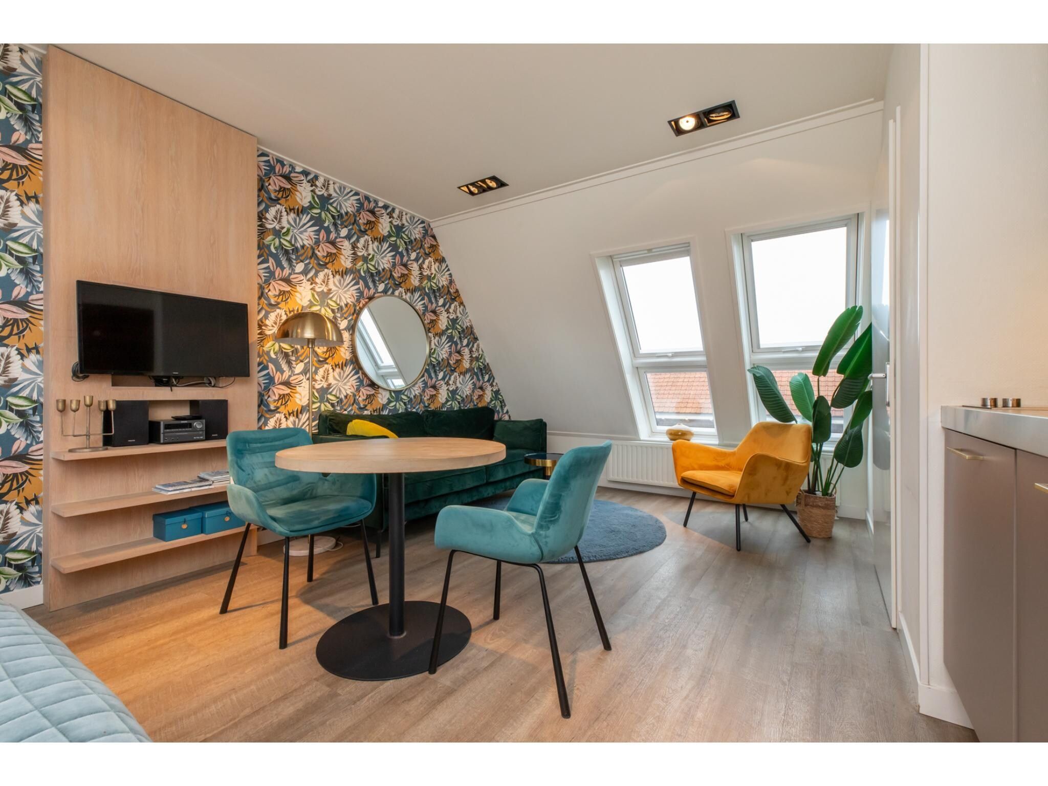 De woonkamer van Langestraat 29D in Zoutelande