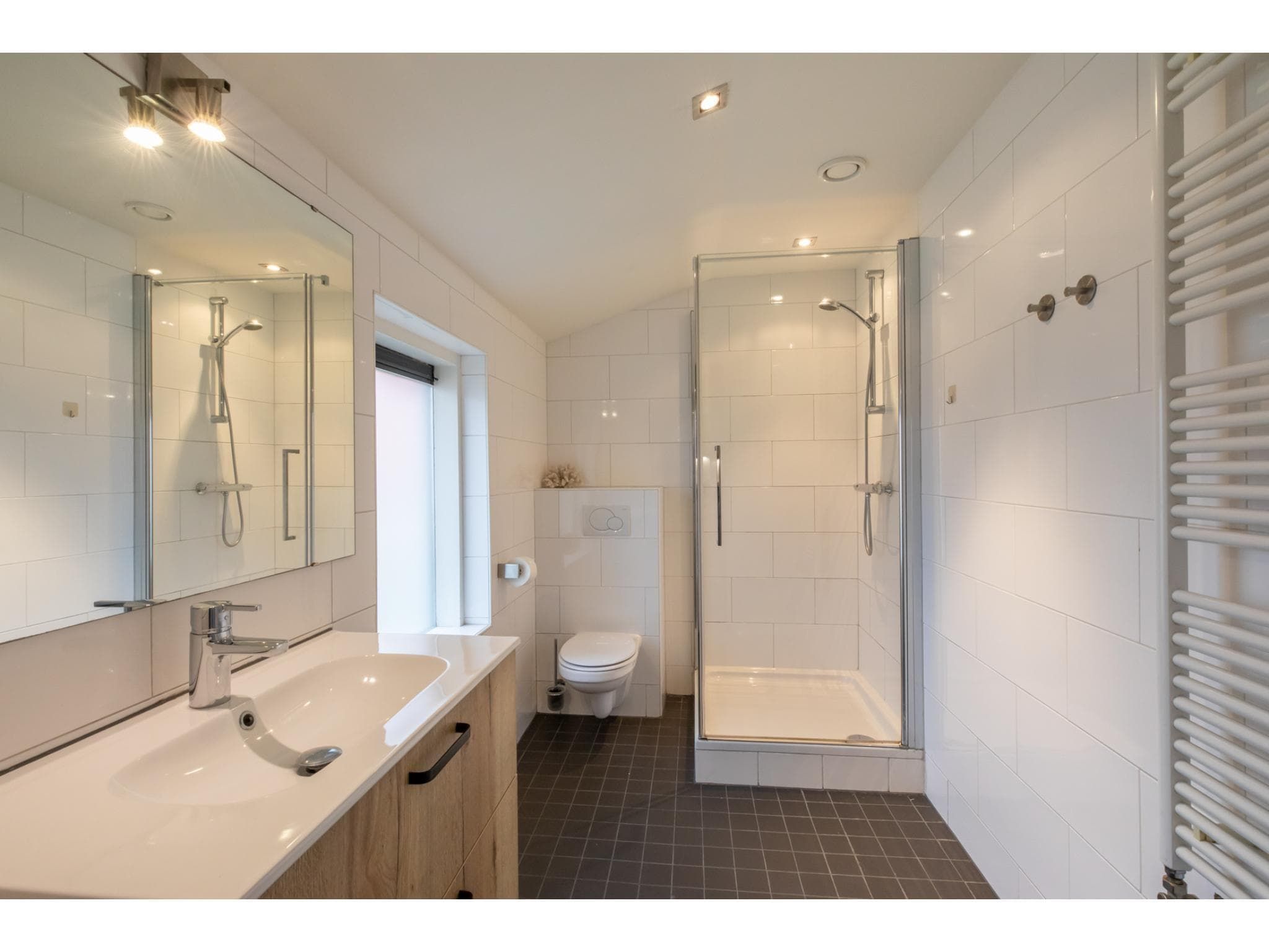De badkamer van Langstraat 5B in Zoutelande