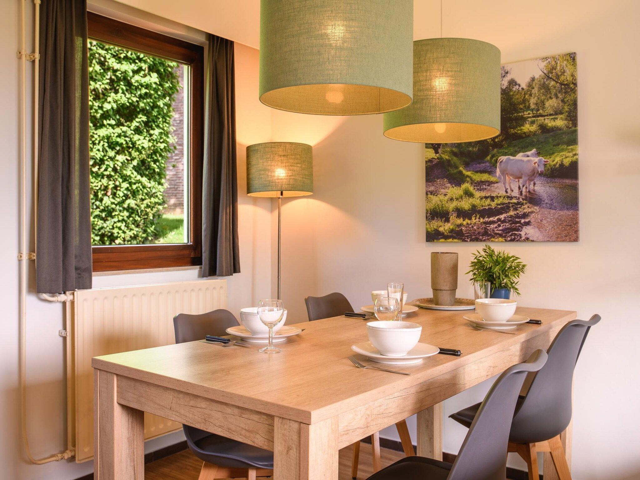 De eetkamer van Bungalow 4B1 in Vijlen