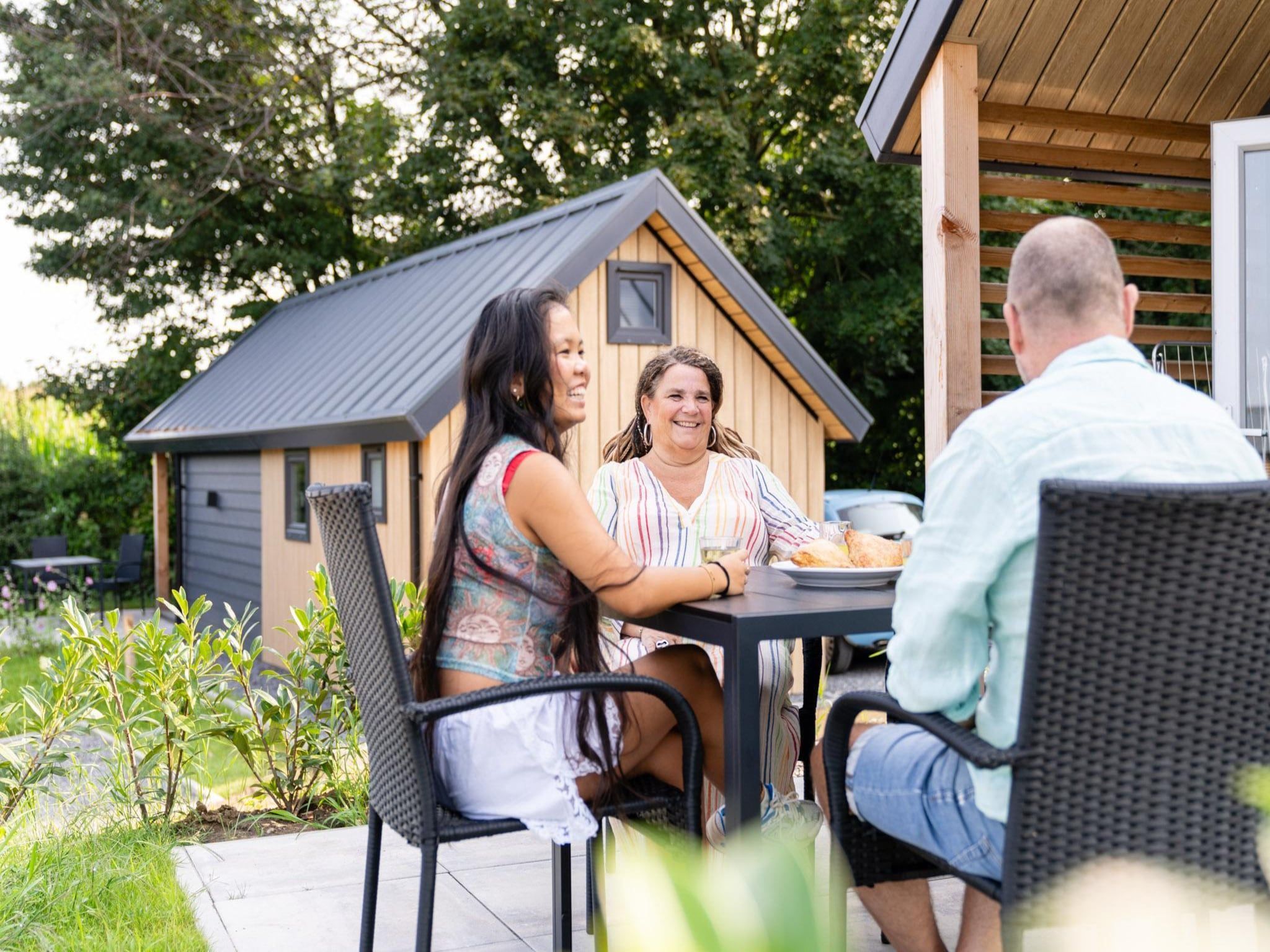 Het terras van Berg Lodge in Bemelen