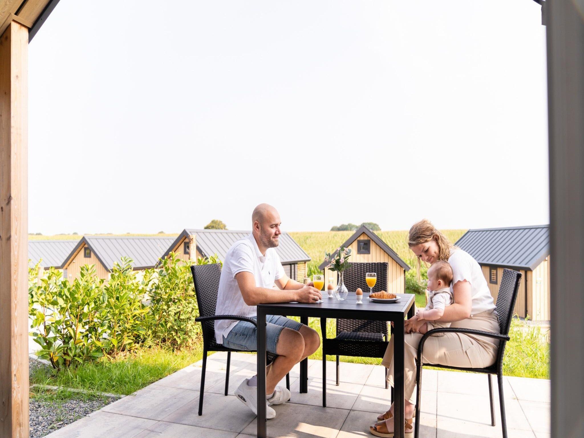 Het terras van Berg Lodge in Bemelen