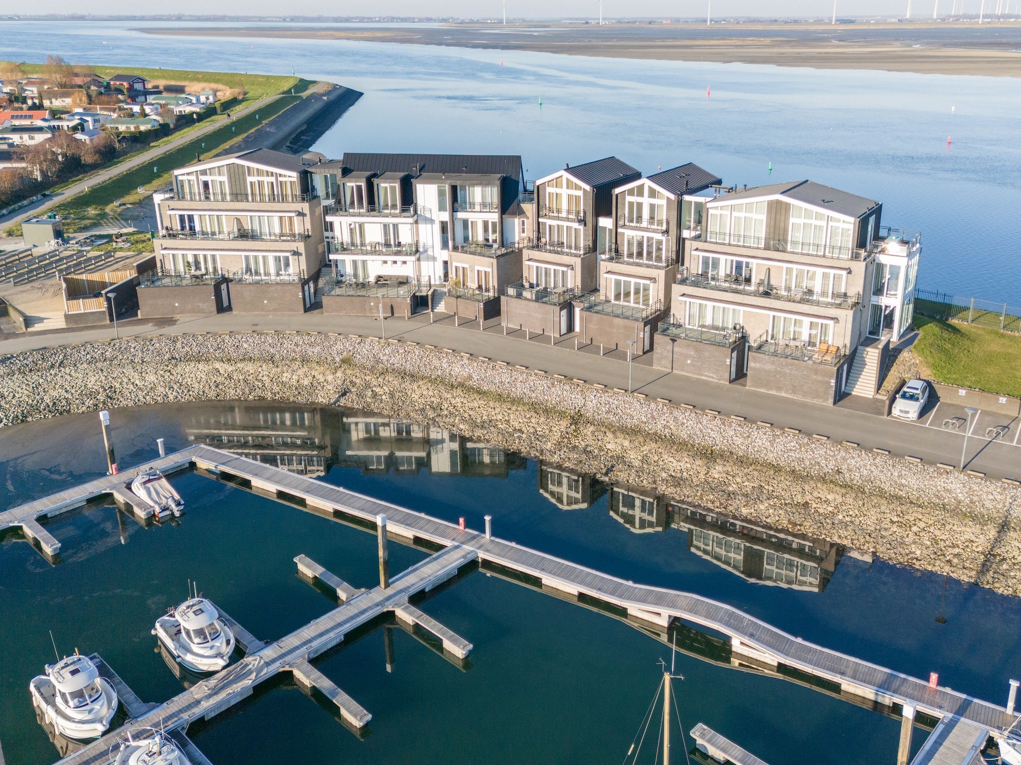 De buitenkant van Appartement Vista Maris 'Haus am See' - Havenweg 8-30  Sint-Annaland in Sint-Annaland