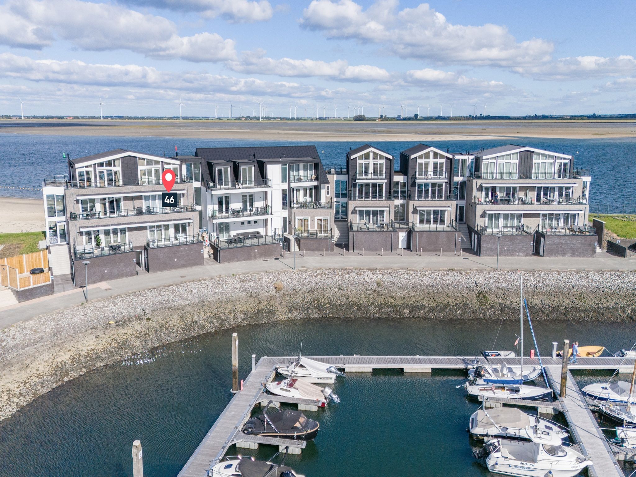 De buitenkant van Appartement Vista Maris 'Haus am See' - Havenweg 8-30  Sint-Annaland in Sint-Annaland