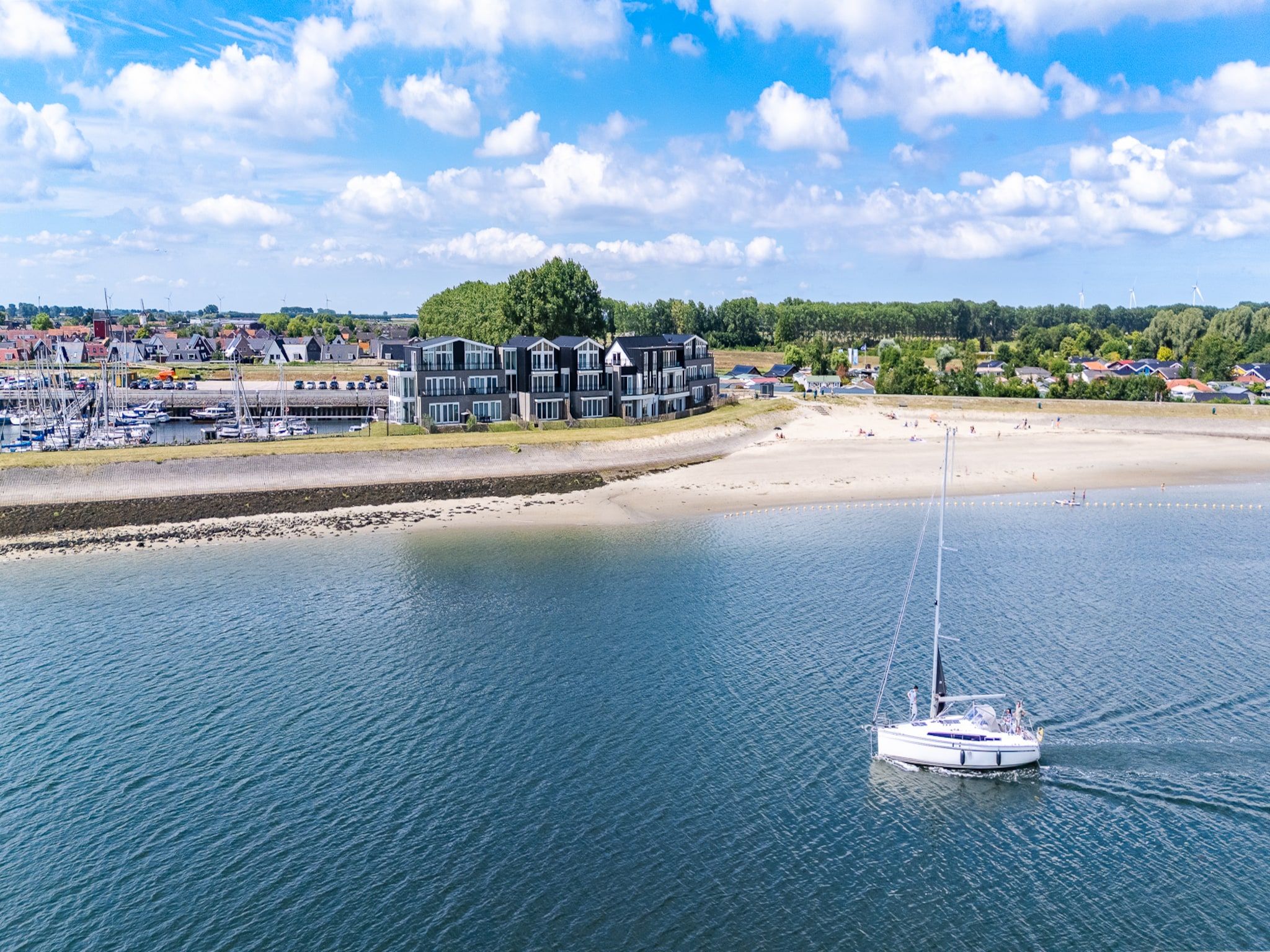 De buitenkant van Appartement Vista Maris 'Haus am See' - Havenweg 8-30  Sint-Annaland in Sint-Annaland