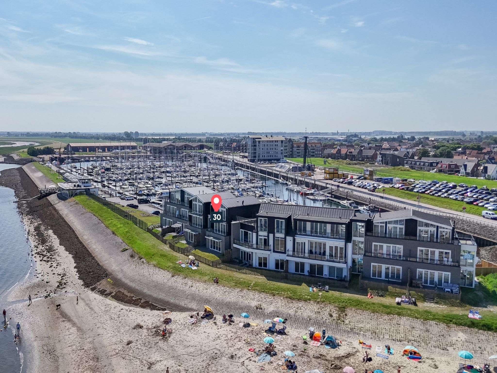 De buitenkant van Appartement Vista Maris 'Haus am See' - Havenweg 8-30  Sint-Annaland in Sint-Annaland